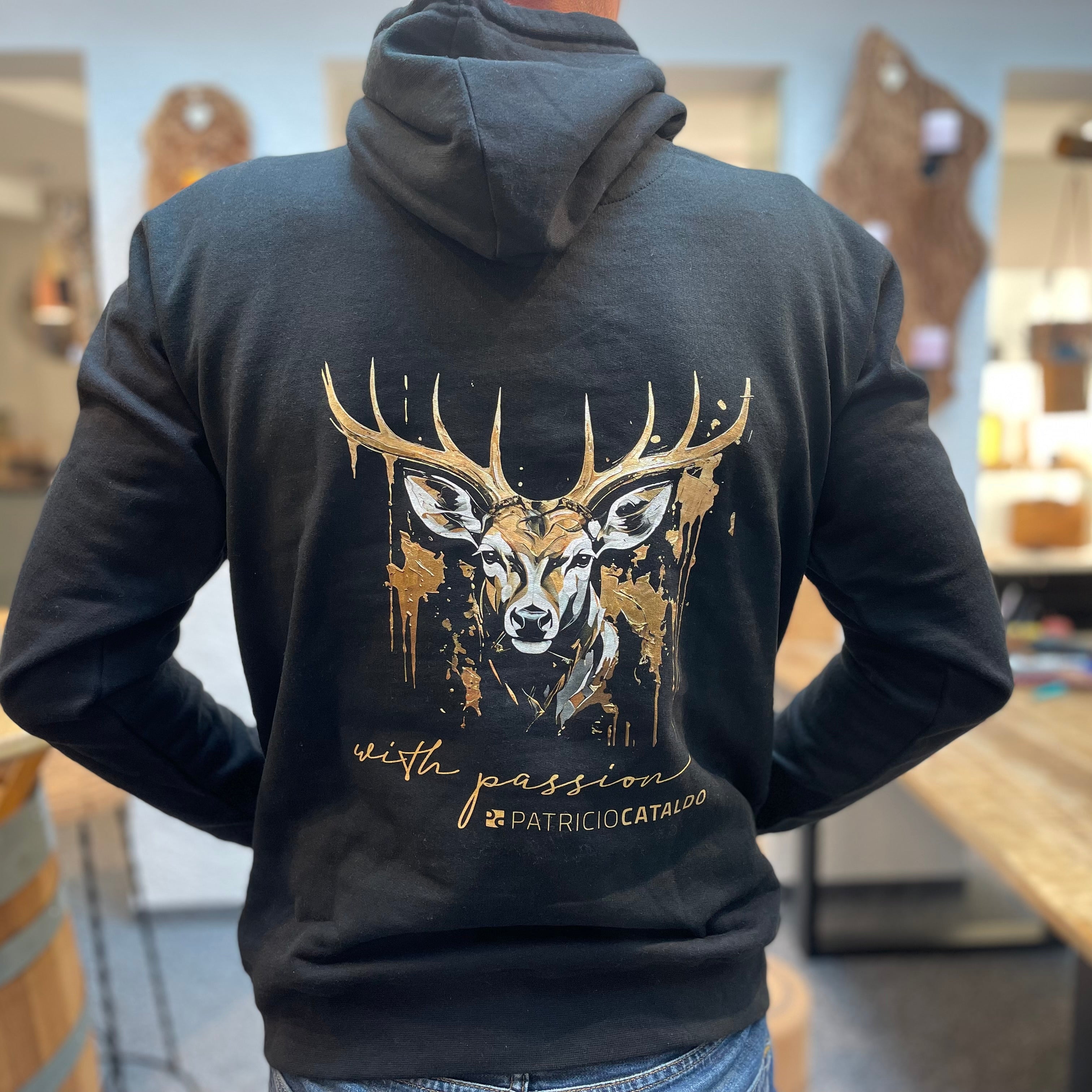 Unisex Kapuzenpullover * Hoodie * Hirsch "Hans" Print * Patricio Cataldo * 80% Bio Baumwolle * 20% recycelter Polyester * Hergestellt in Polen