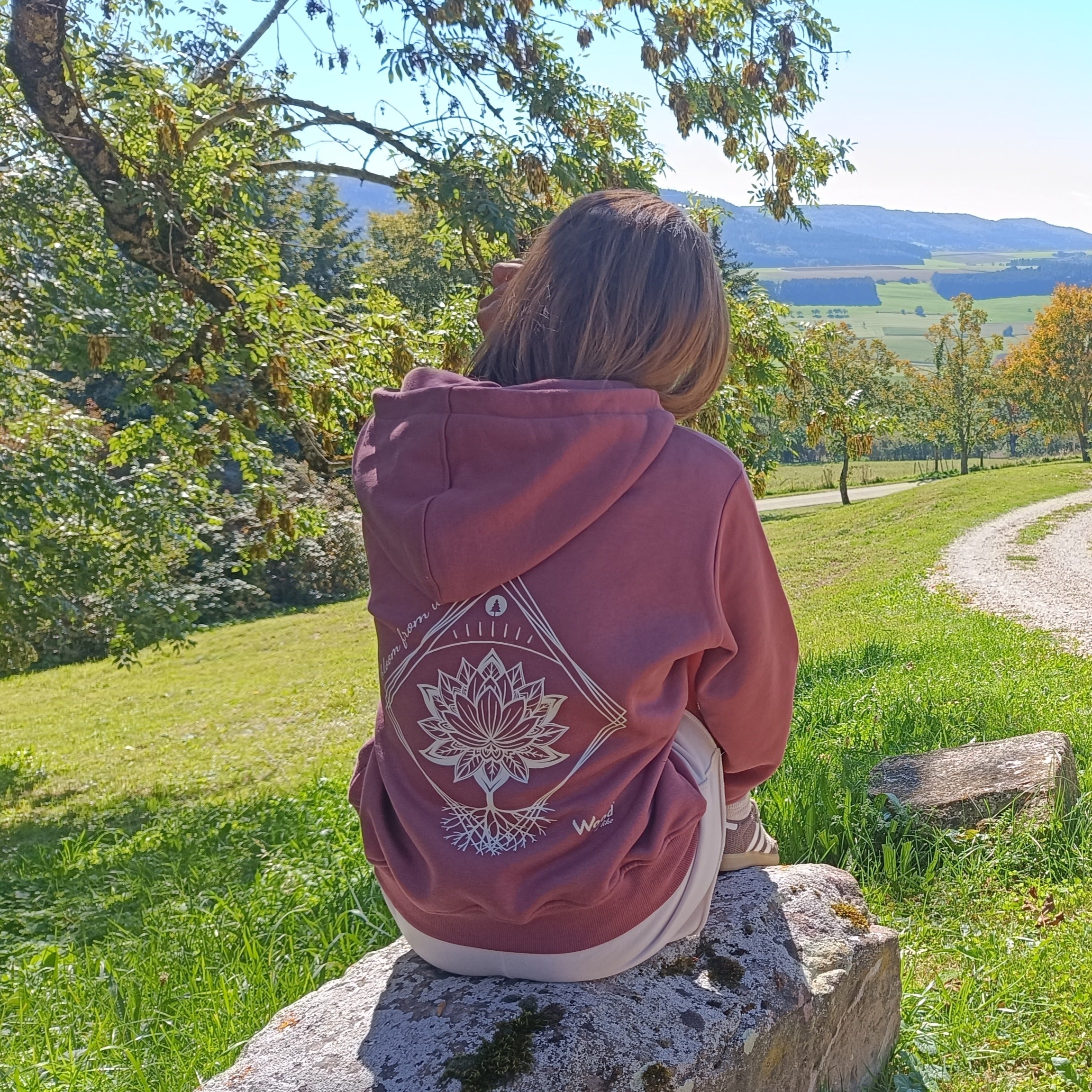 Frauen Hoodie aus Holzfasern * Kapuzenpullover * 100% Natur * 0% Plastik * rot * Motiv "Lotusblüte"