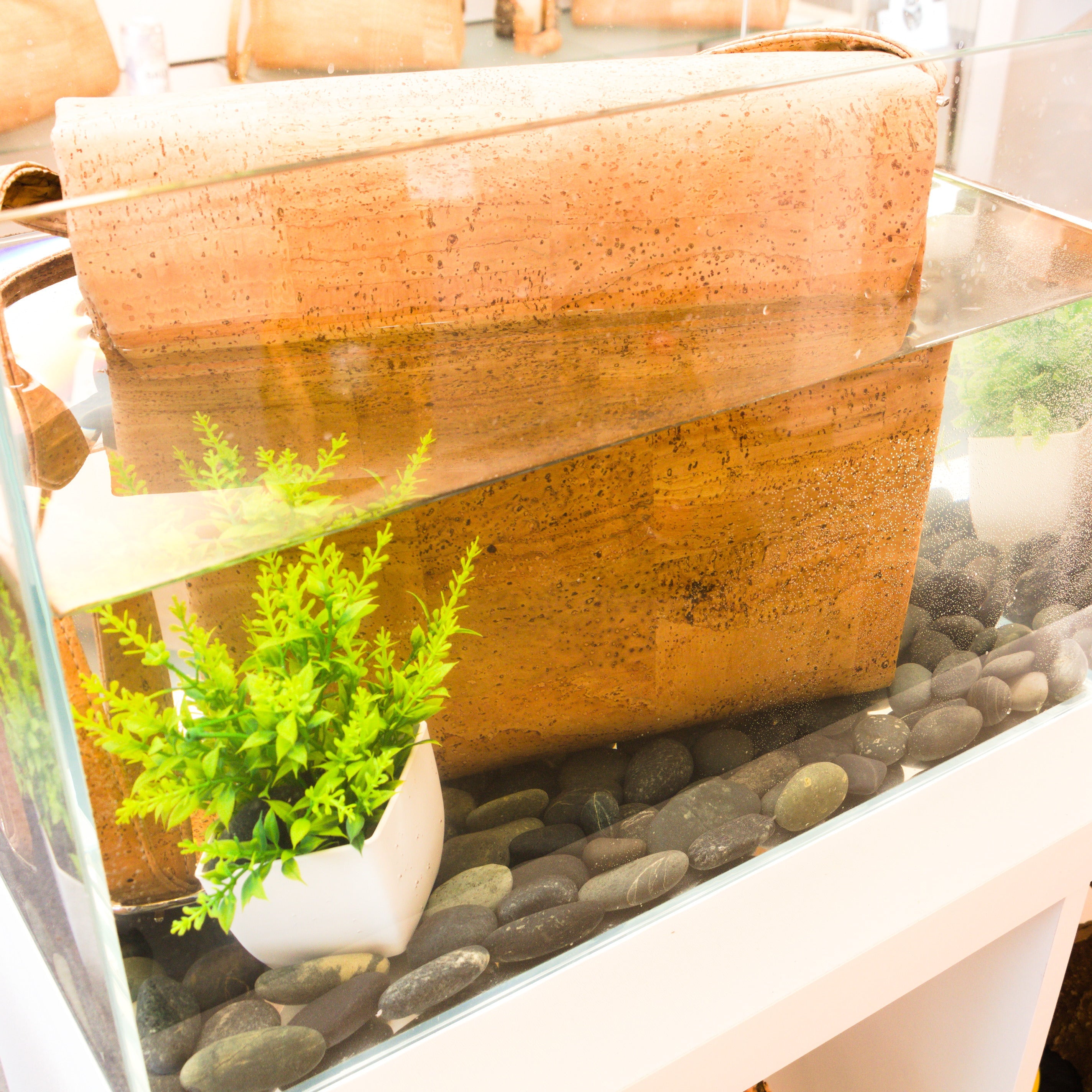 Korktasche in Aquarium