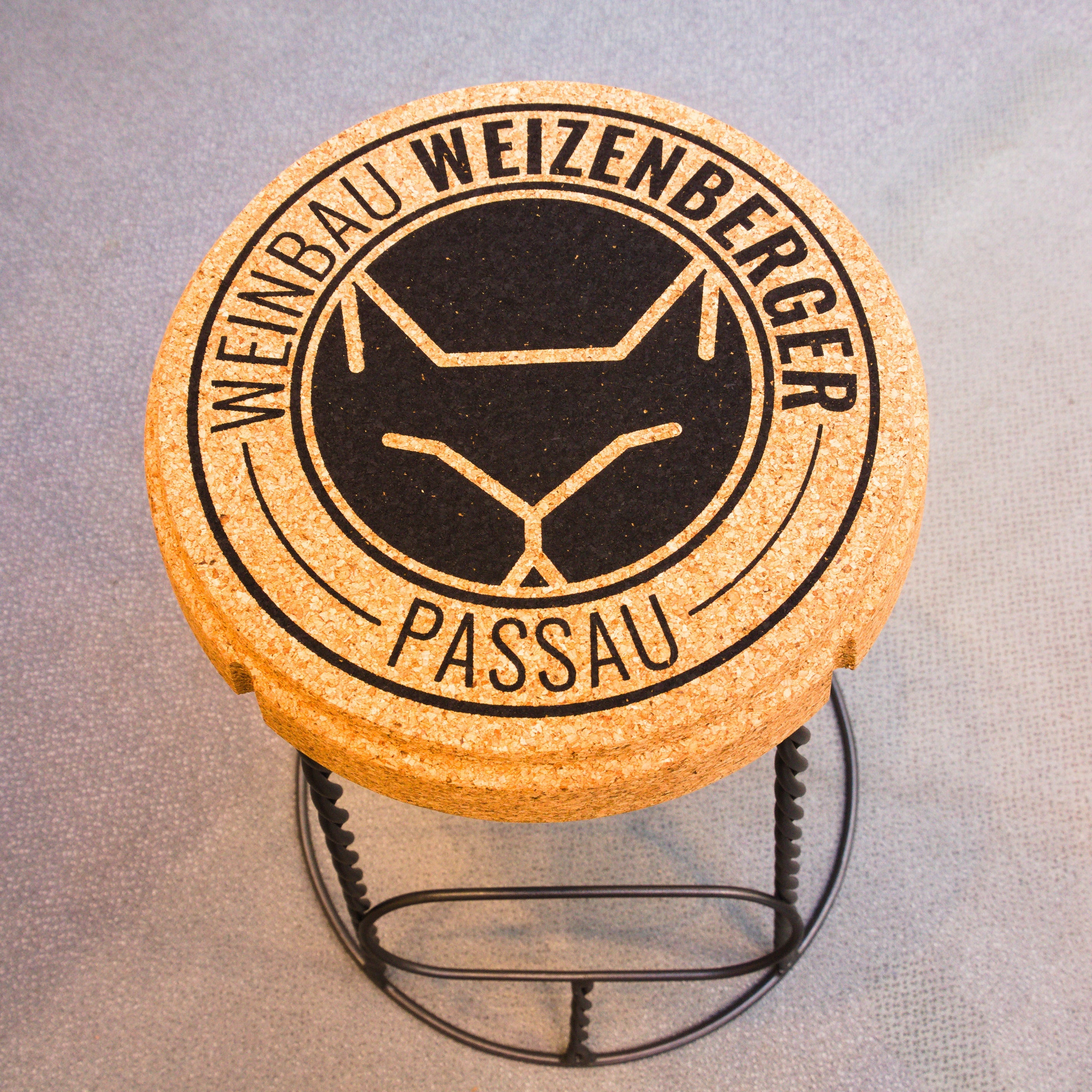 verKORKst Premium Barhocker aus Kork mit individuellem Logo