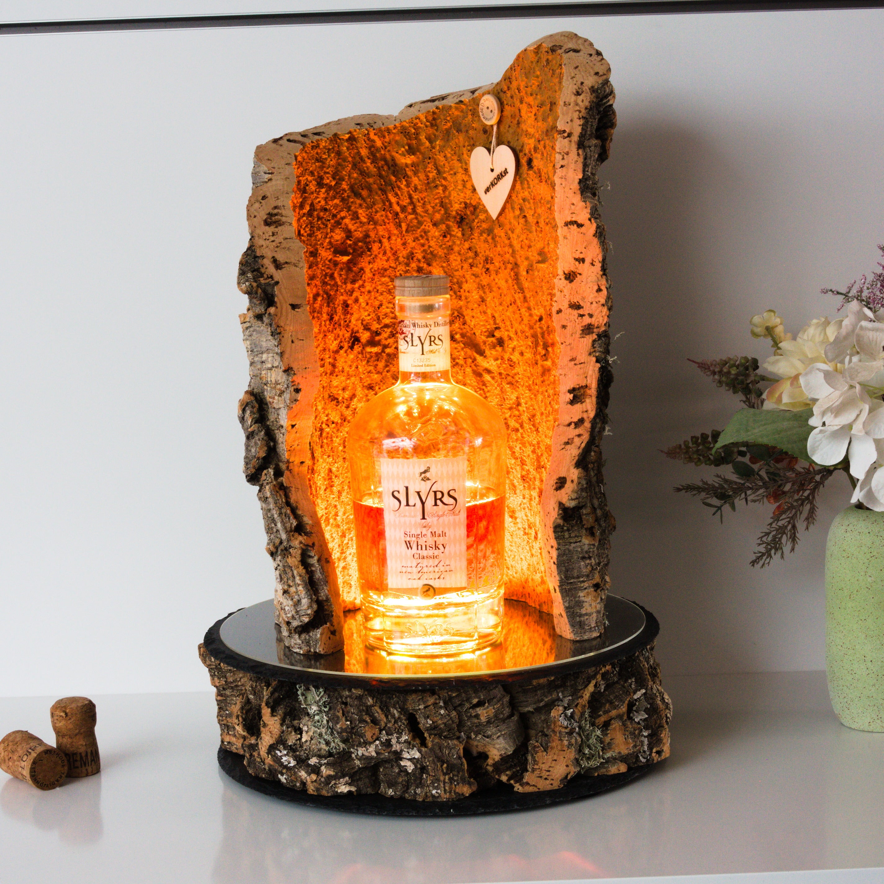verKORKst Premium LED Flaschen Präsenter * Weinflaschen Präsentation Holz * hochwertige Präsentation von Weinflaschen Kerzen Spirituosen