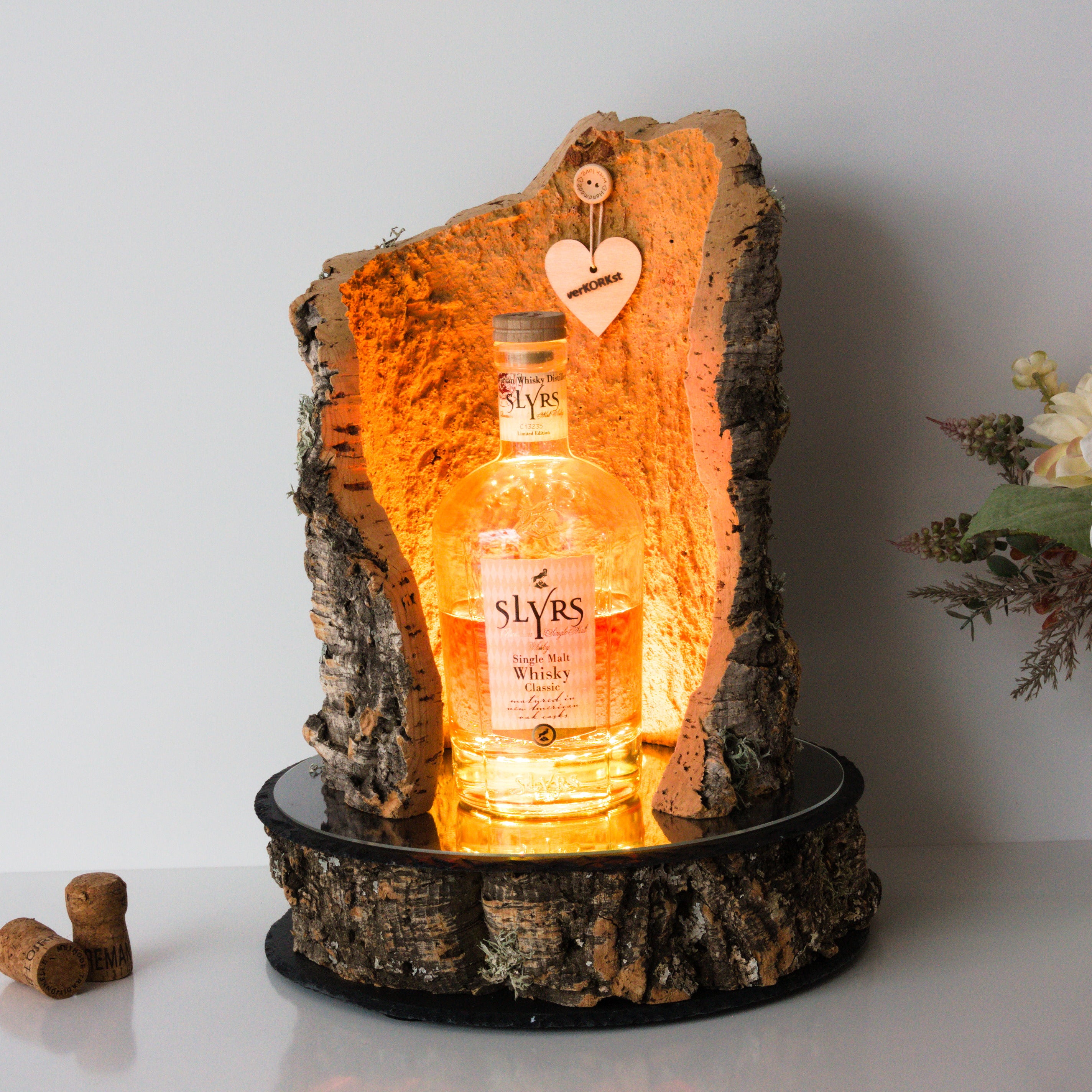 verKORKst Premium LED Flaschen Präsenter * Weinflaschen Präsentation Holz * hochwertige Präsentation von Weinflaschen Kerzen Spirituosen