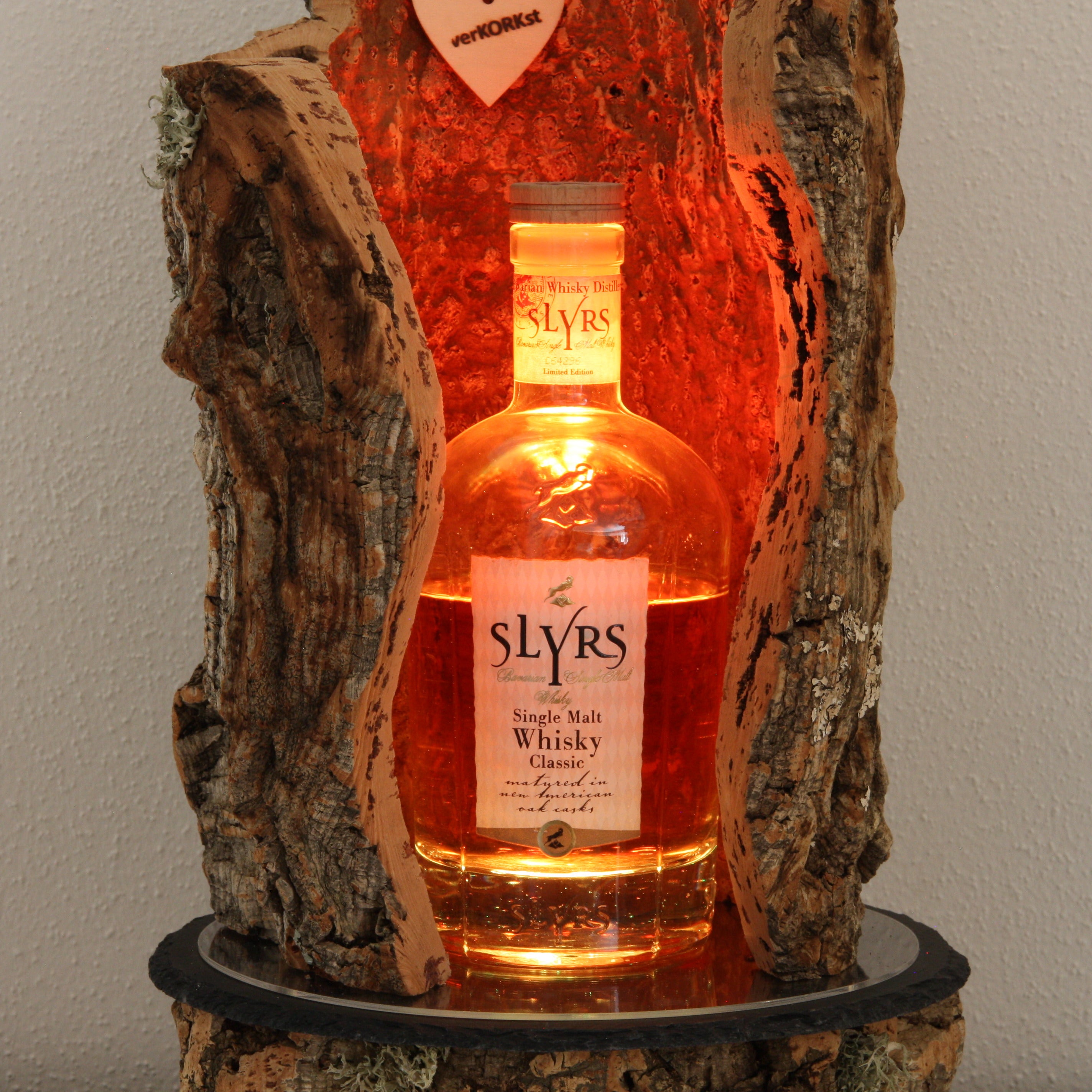 verKORKst Premium LED Flaschen Präsenter * Weinflaschen Präsentation Holz * hochwertige Präsentation von Weinflaschen Whiskey Spirituosen * handmade