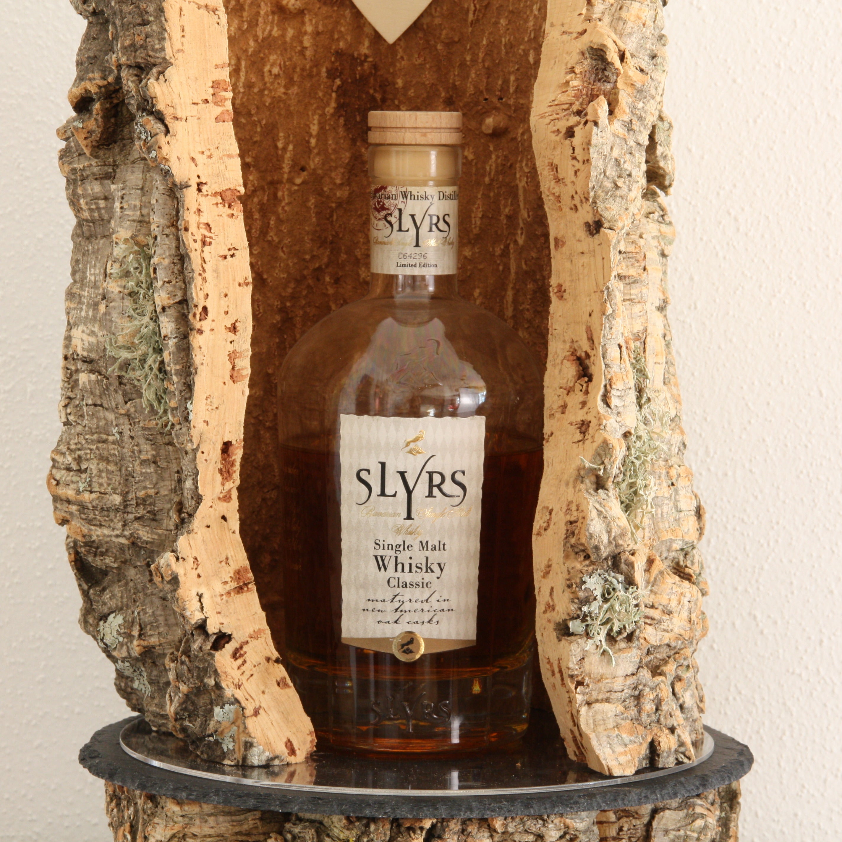 verKORKst Premium LED Flaschen Präsenter * Weinflaschen Präsentation Holz * hochwertige Präsentation von Weinflaschen Whiskey Spirituosen * handmade