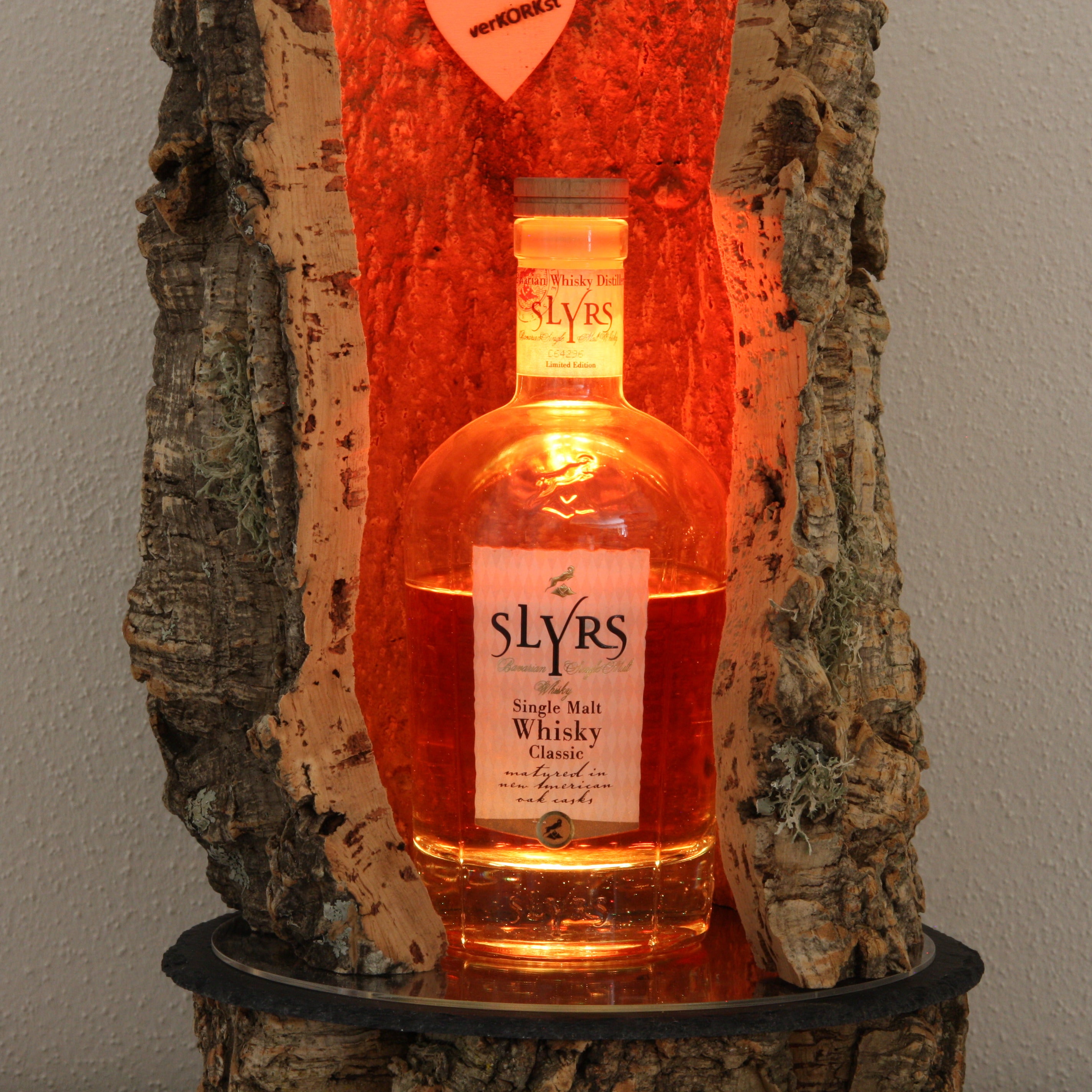 verKORKst Premium LED Flaschen Präsenter * Weinflaschen Präsentation Holz * hochwertige Präsentation von Weinflaschen Whiskey Spirituosen * handmade
