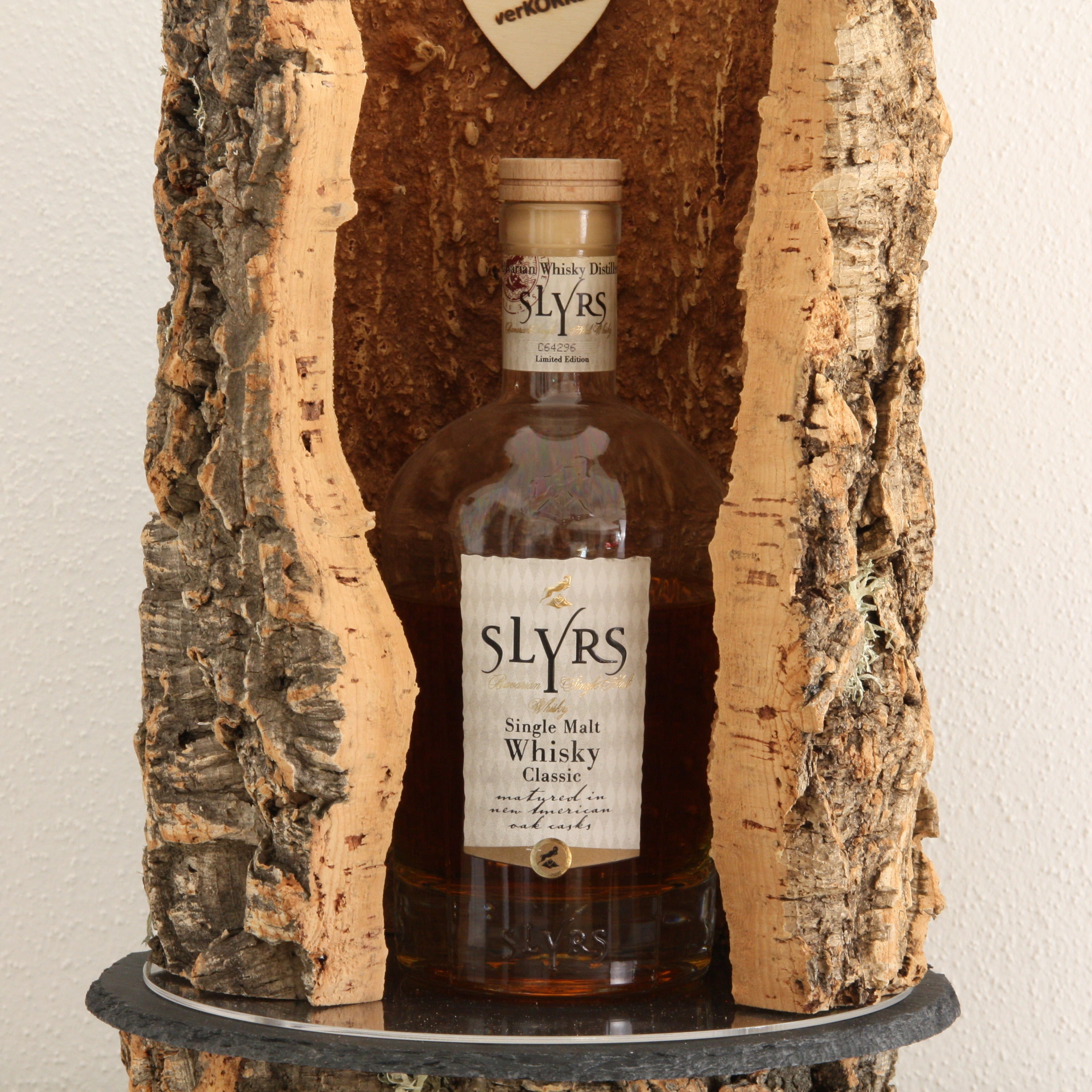 verKORKst Premium LED Flaschen Präsenter * Weinflaschen Präsentation Holz * hochwertige Präsentation von Weinflaschen Whiskey Spirituosen * handmade