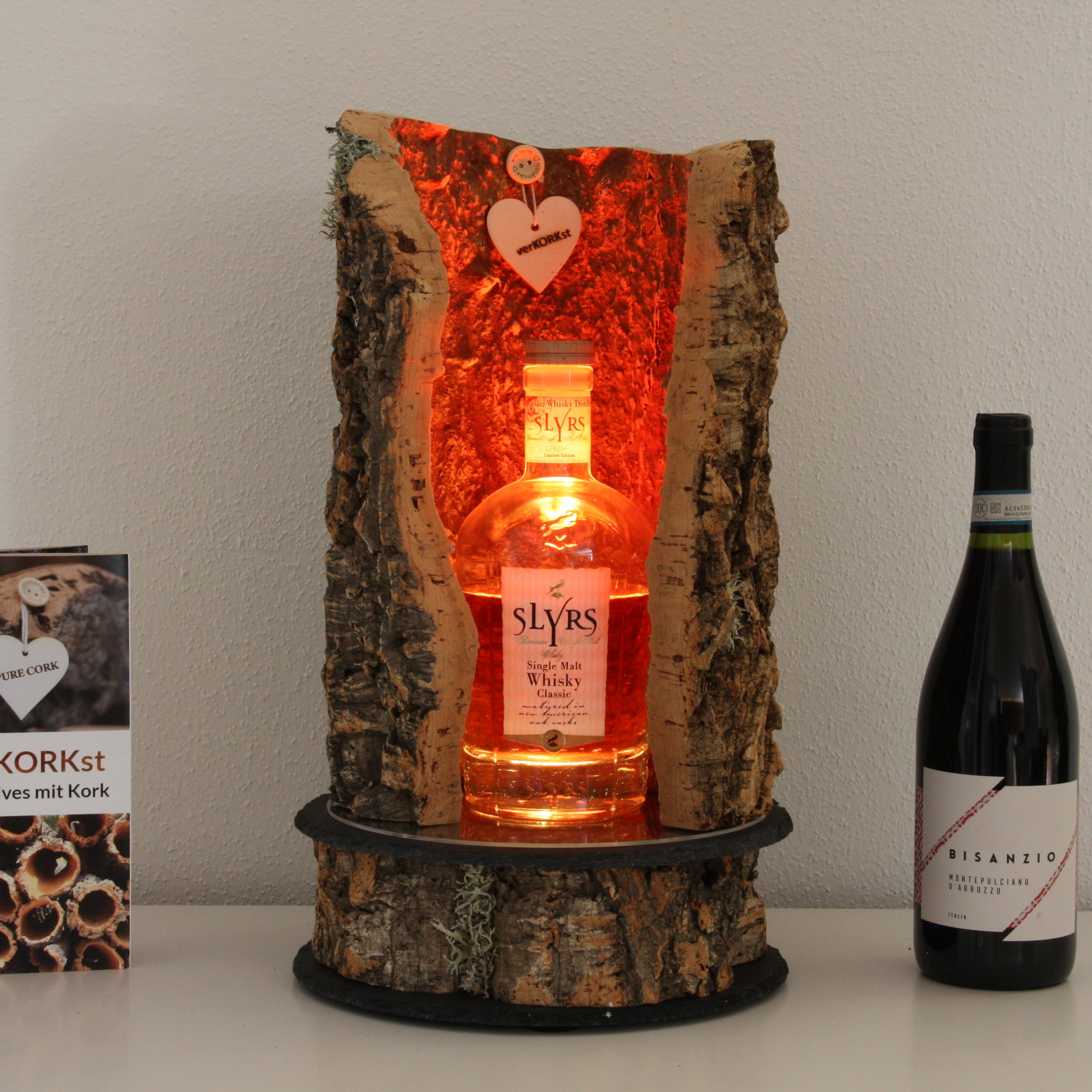 verKORKst Premium LED Flaschen Präsenter * Weinflaschen Präsentation Holz * hochwertige Präsentation von Weinflaschen Whiskey Spirituosen * handmade