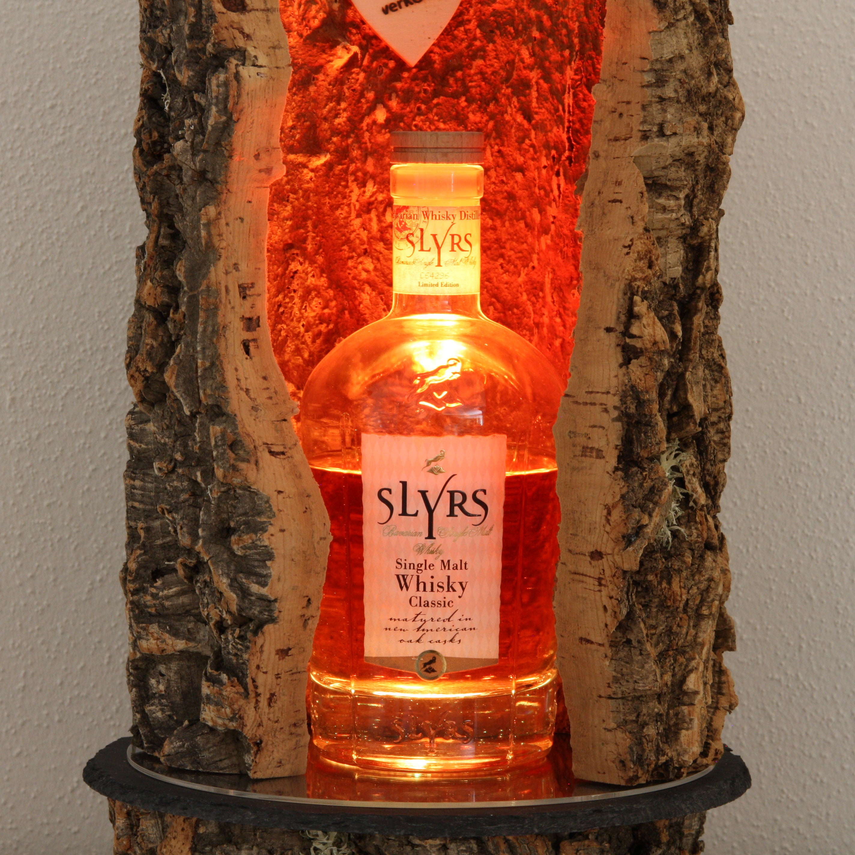 verKORKst Premium LED Flaschen Präsenter * Weinflaschen Präsentation Holz * hochwertige Präsentation von Weinflaschen Whiskey Spirituosen * handmade