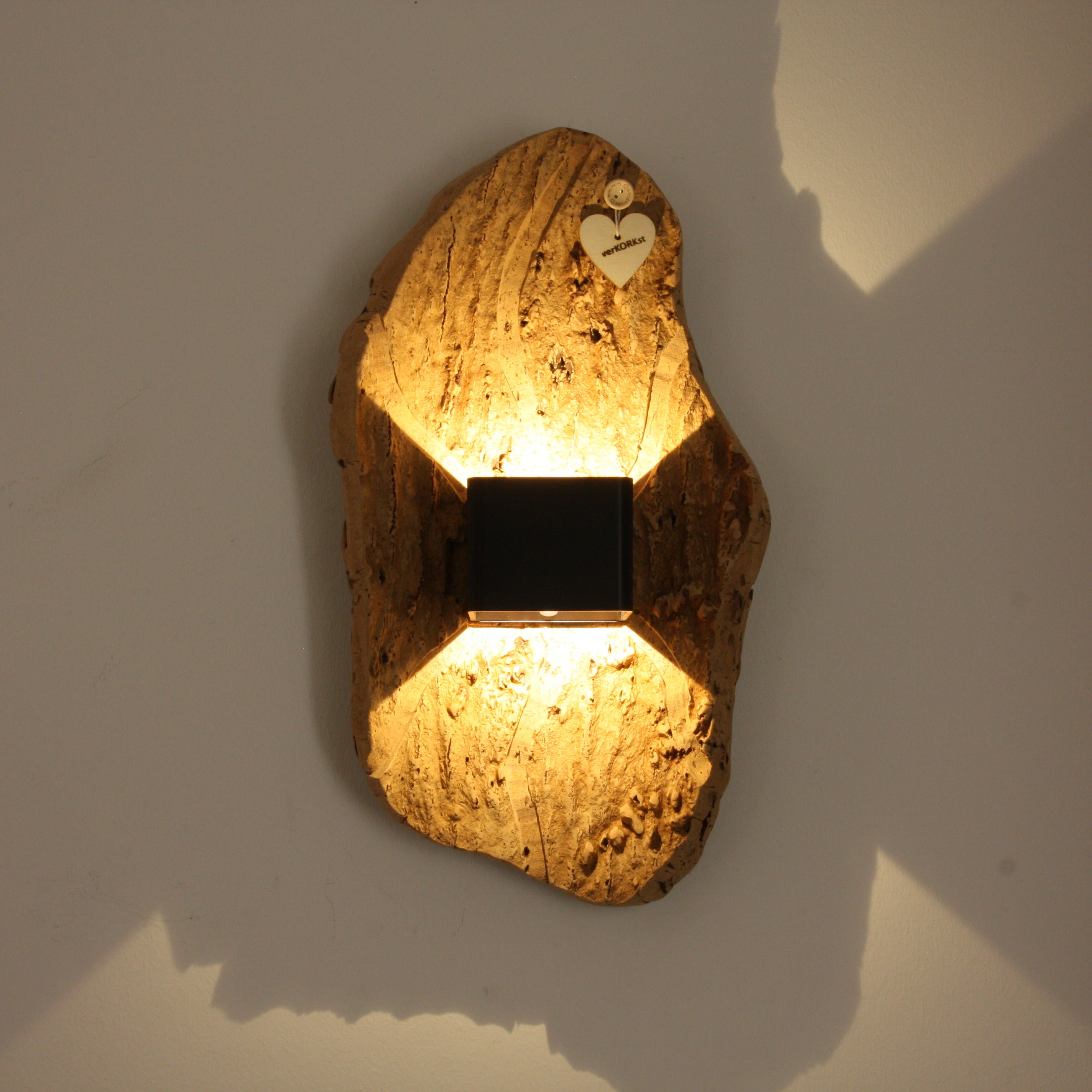 verKORKst Premium Wandlampe kabellos aus Korkrinde * Akku aufladbar * Bewegungssensor * Exklusive Vintage Wandleuchte im Landhausstil * handmade in Germany