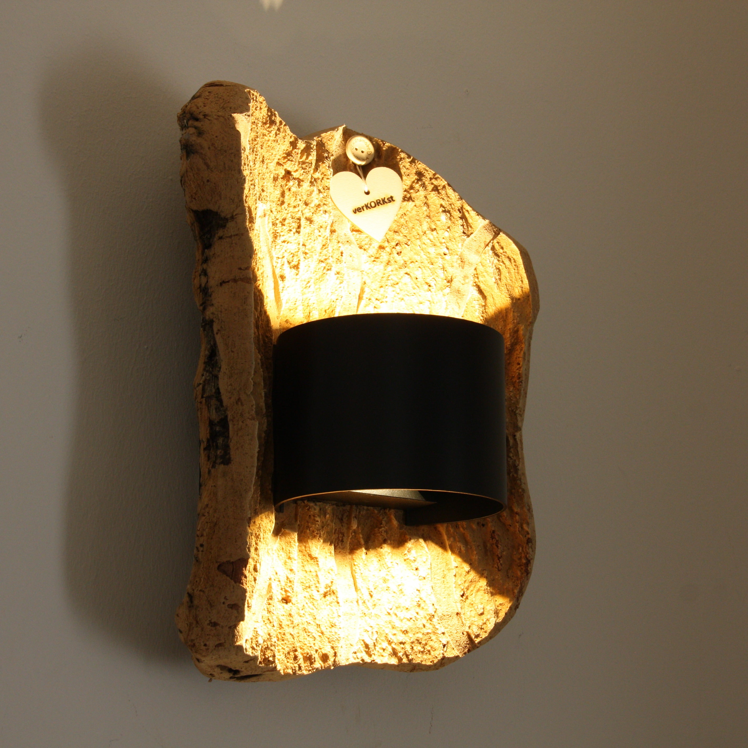 verKORKst Premium Wandlampe aus Korkrinde für Innen-&Außen * IP54 * Exklusive Vintage Wandleuchte im Landhausstil * Wohnzimmer Terrasse