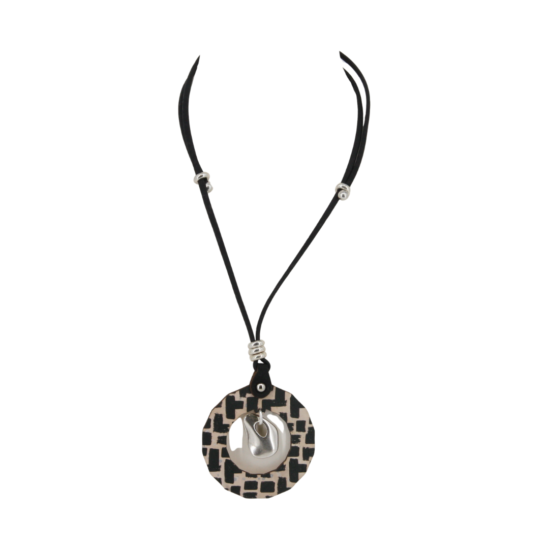 Halskette aus Kork * Motiv black and white * handmade in Portugal * extrem nachhaltig * vegan * nickel- u. bleifrei * Länge verstellbar
