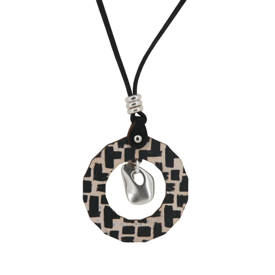 Halskette aus Kork * Motiv black and white * handmade in Portugal * extrem nachhaltig * vegan * nickel- u. bleifrei * Länge verstellbar