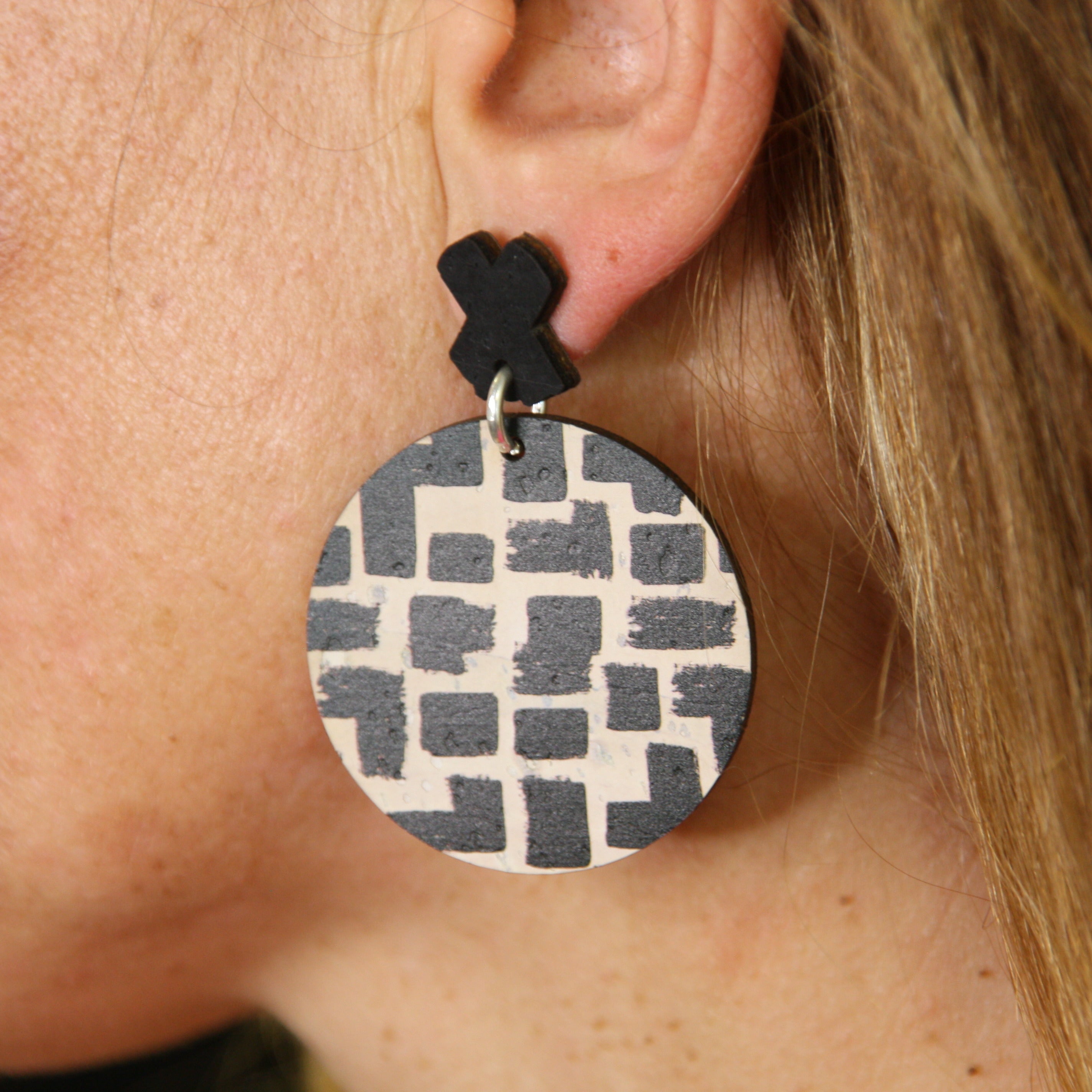 Ohrringe aus Kork * Motiv black and white * 3 Designs * handmade in Portugal * extrem nachhaltig * vegan * nickel- u. bleifrei