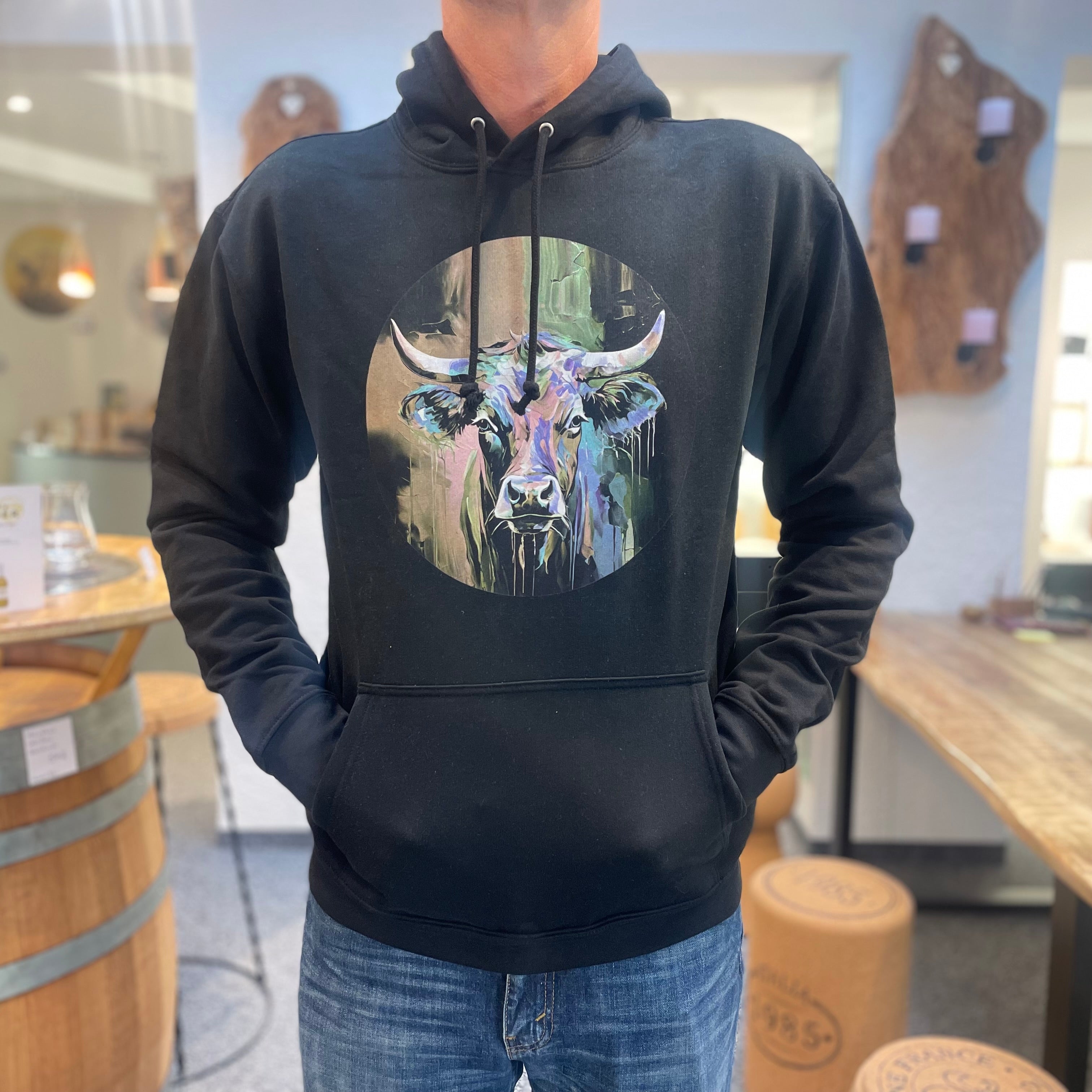 Unisex Kapuzenpullover * Hoodie * Kuh "Maja" Print * schwarz * Patricio Cataldo * 80% Bio Baumwolle * 20% recycelter Polyester * Hergestellt in Polen