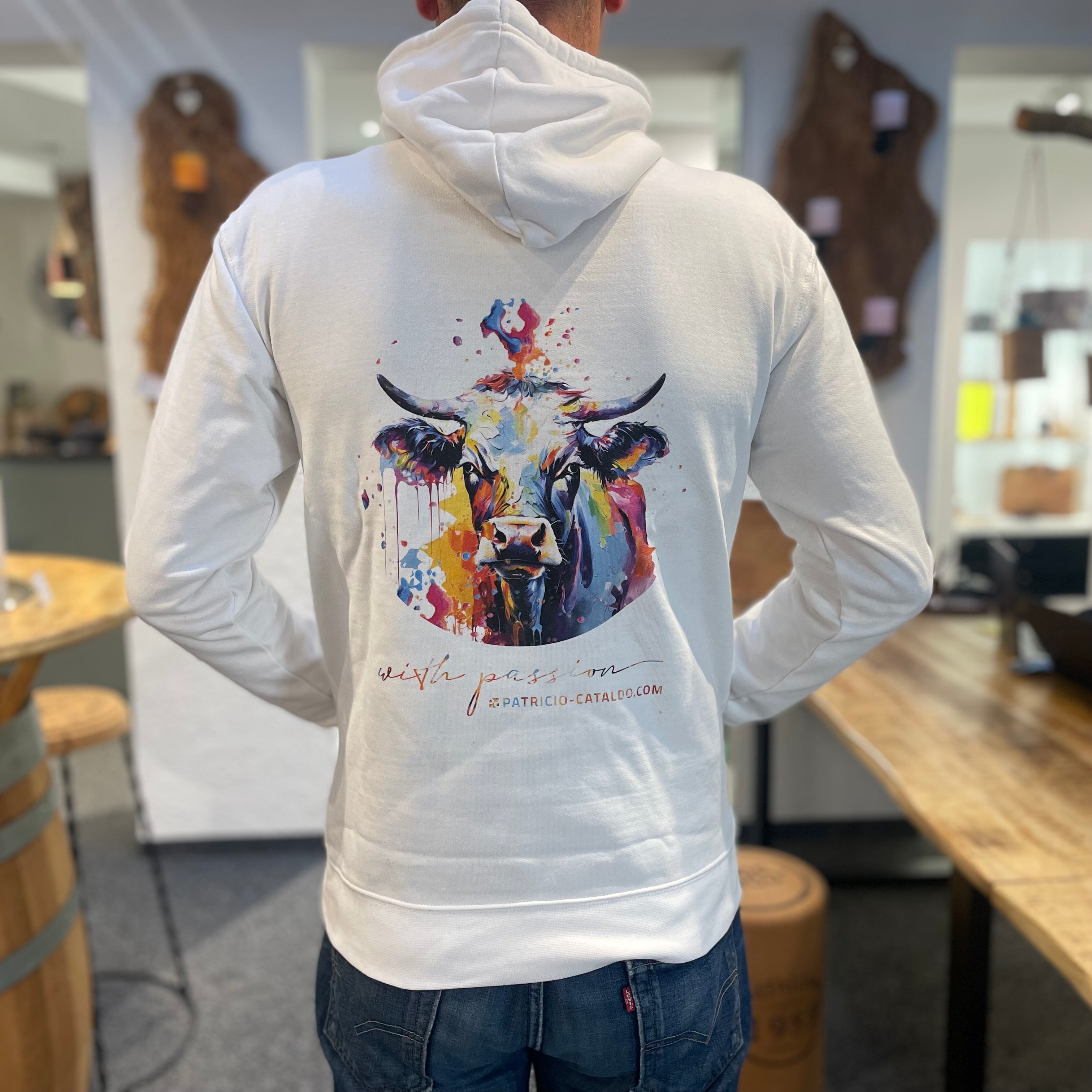 Unisex Kapuzenpullover * Hoodie * Kuh "Mimi" Farbenzauber Print * weiß * Patricio Cataldo * 80% Bio Baumwolle * 20% recycelter Polyester * Hergestellt in Polen