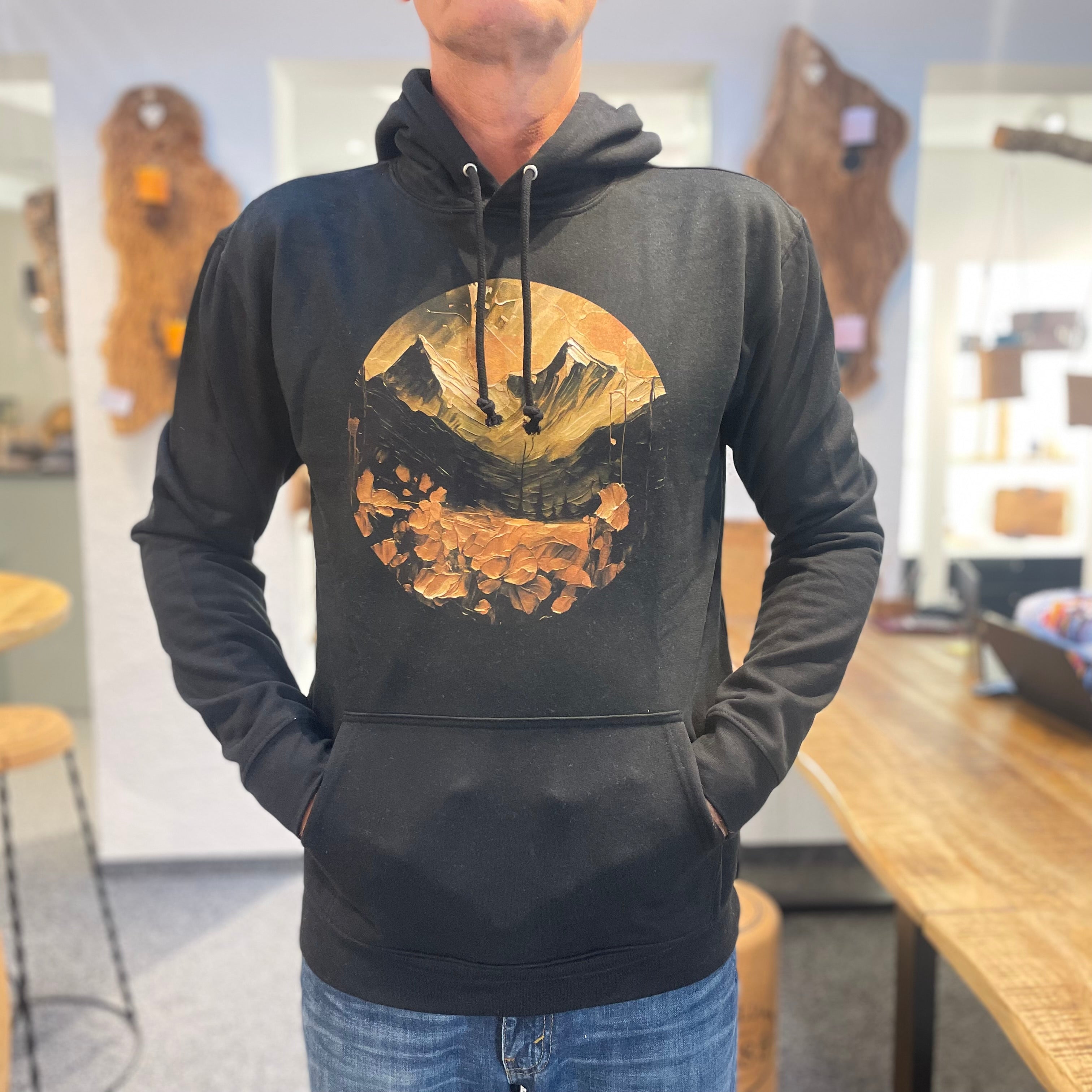 Unisex Kapuzenpullover * Hoodie * Mountains Print * schwarz * Patricio Cataldo * 80% Bio Baumwolle * 20% recycelter Polyester * Hergestellt in Polen