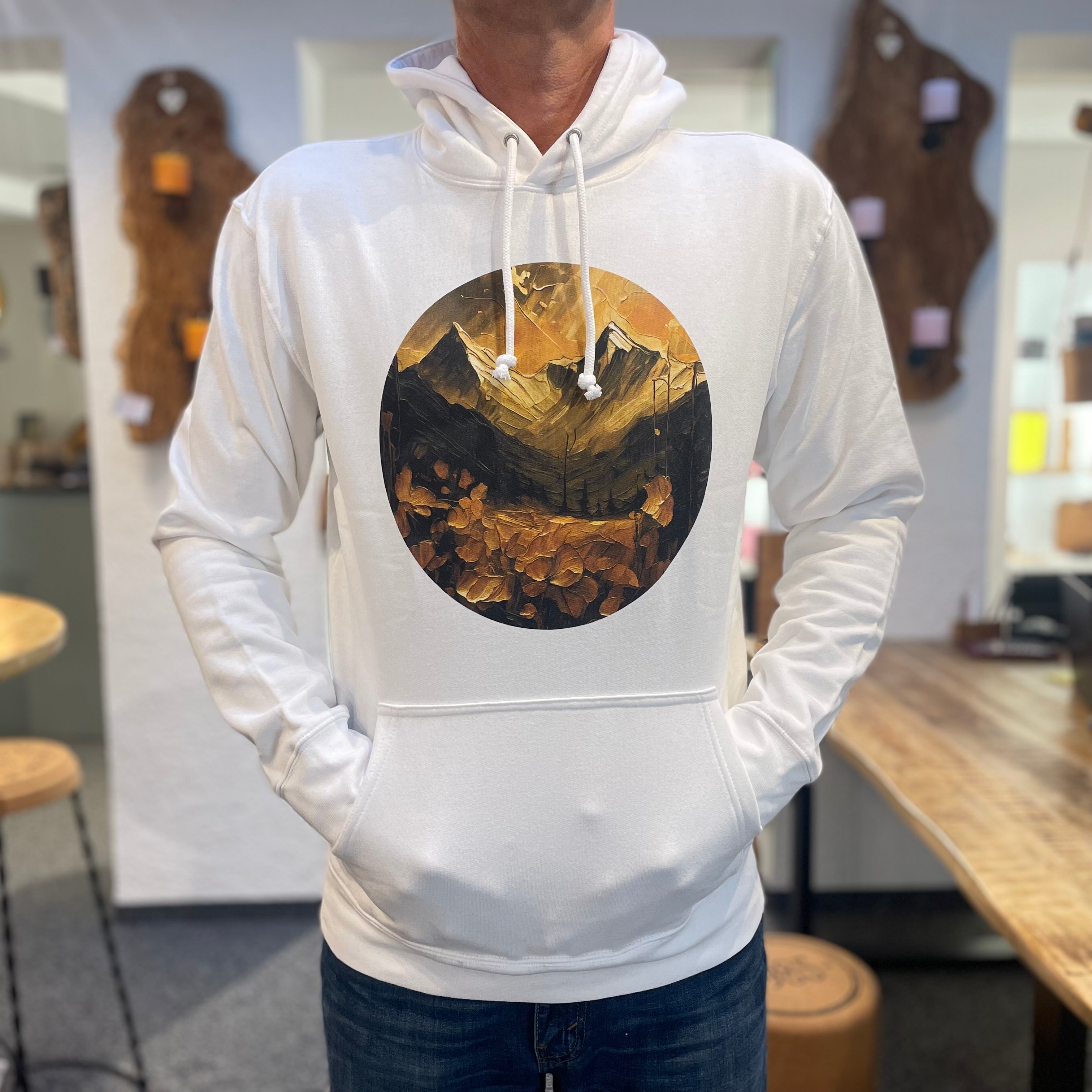 Unisex Kapuzenpullover * Hoodie * Mountains Print * weiß * Patricio Cataldo * 80% Bio Baumwolle * 20% recycelter Polyester * Hergestellt in Polen