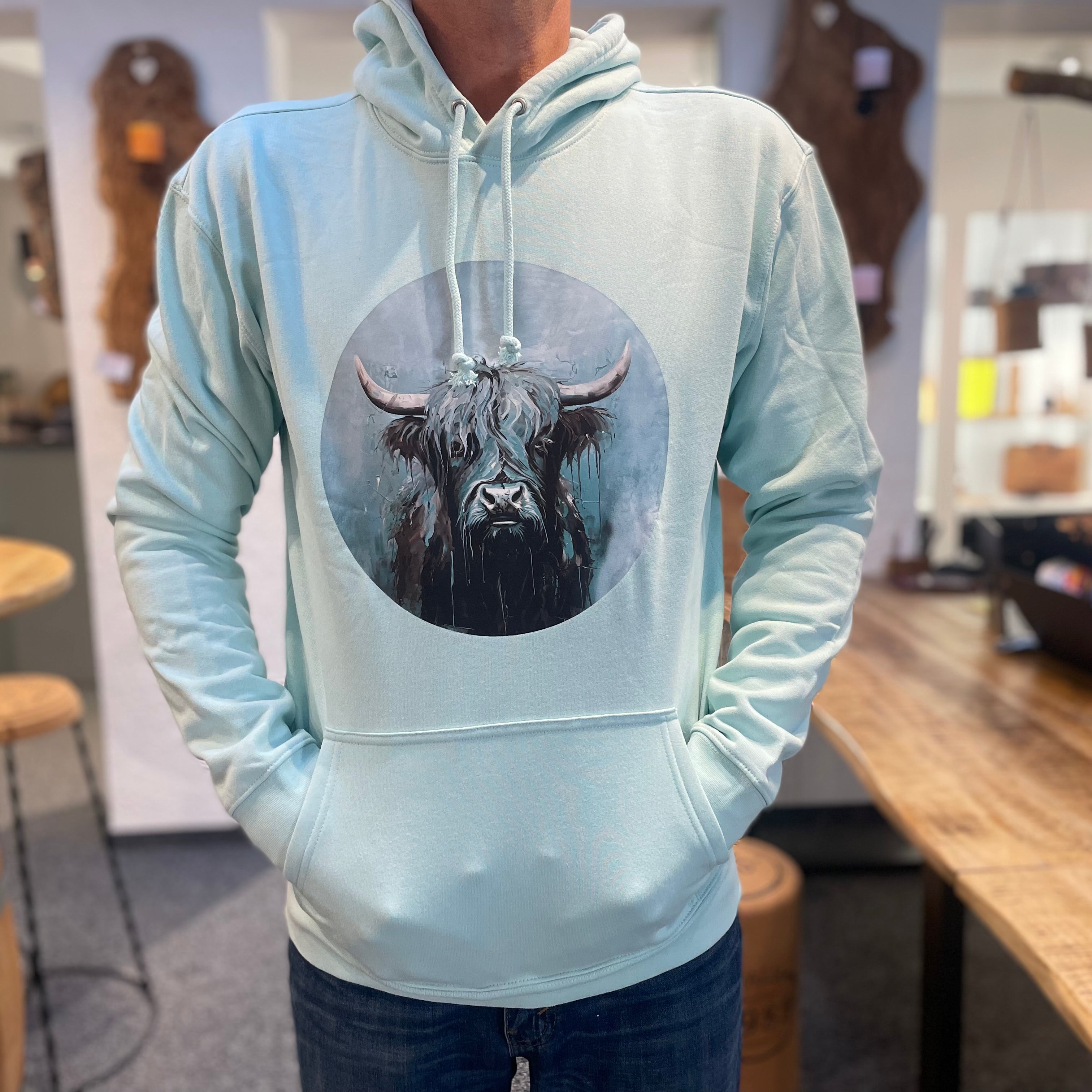 Unisex Kapuzenpullover * Hoodie * Kuh "Vreni" Print * arktisblau * Patricio Cataldo * 80% Bio Baumwolle * 20% recycelter Polyester * Hergestellt in Polen