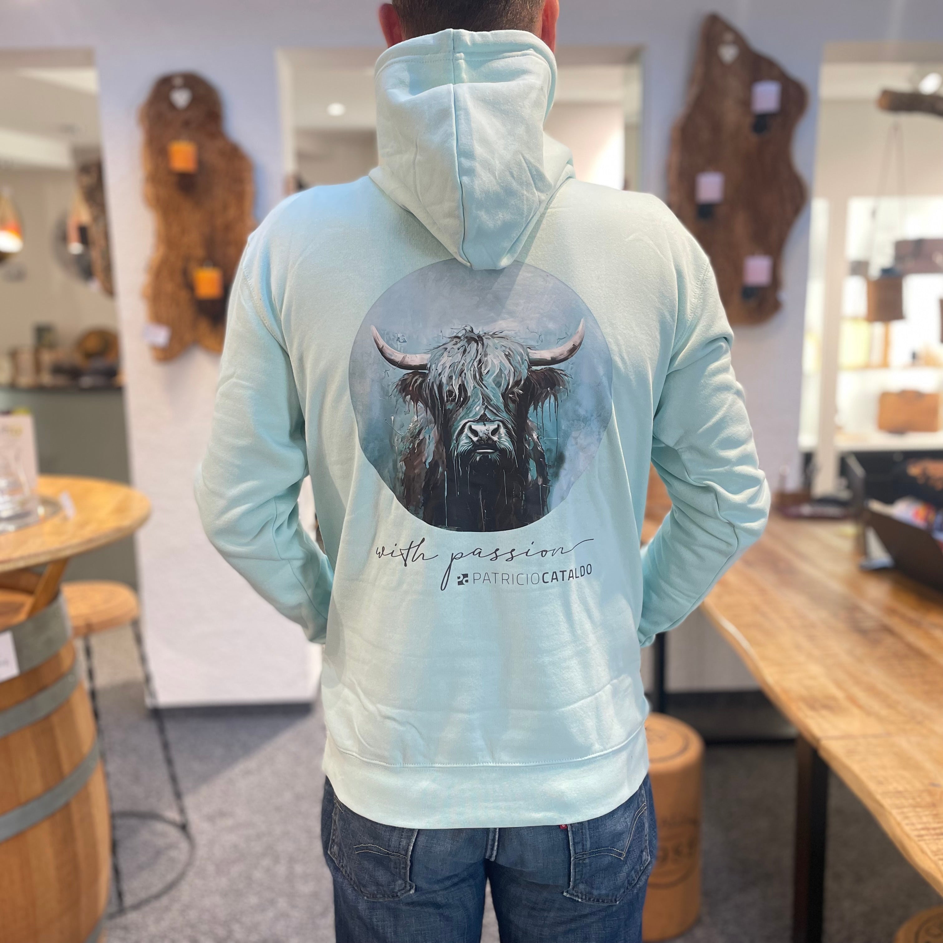 Unisex Kapuzenpullover * Hoodie * Kuh "Vreni" Print * arktisblau * Patricio Cataldo * 80% Bio Baumwolle * 20% recycelter Polyester * Hergestellt in Polen