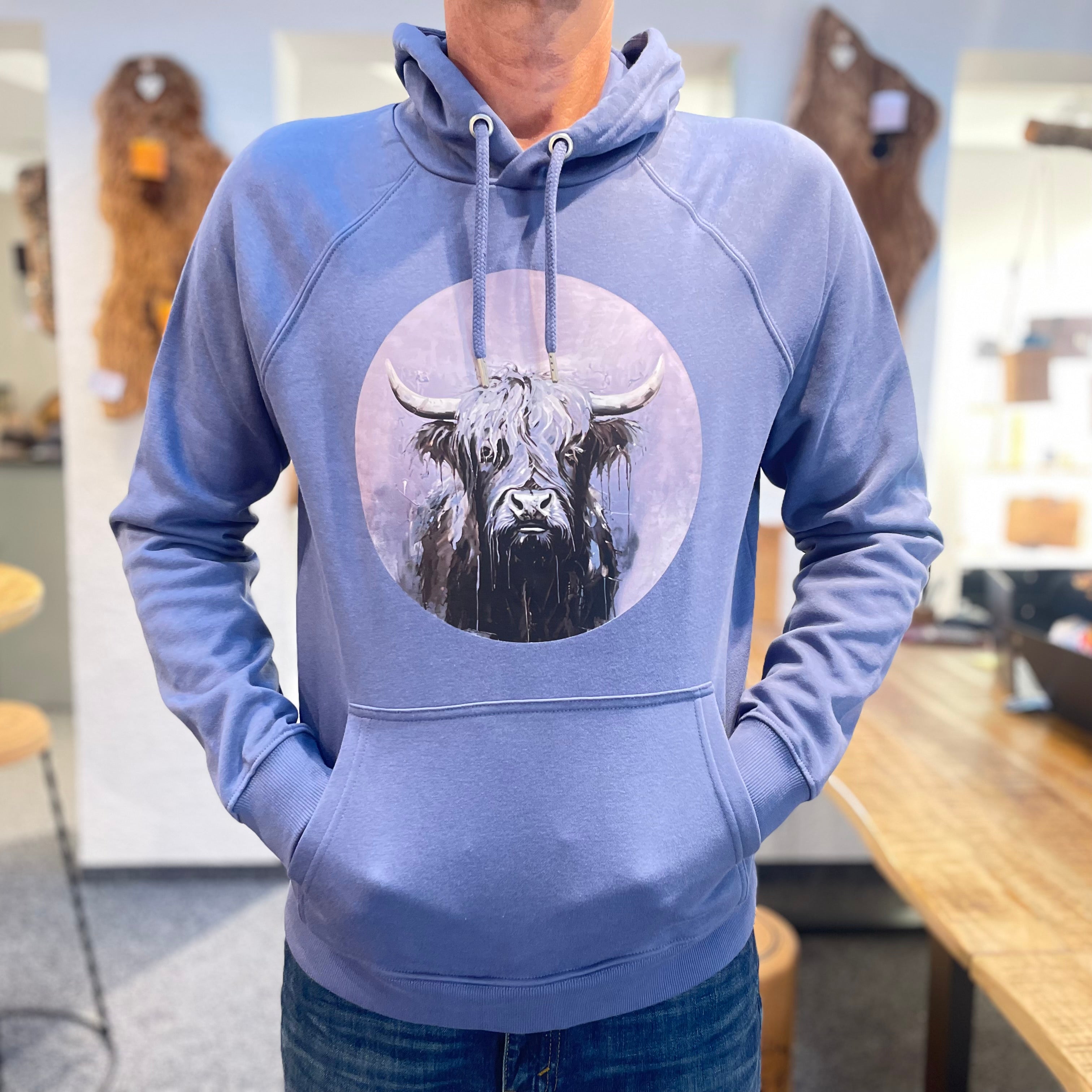 Unisex Kapuzenpullover * Hoodie * Kuh "Vreni" Print * lila blau* Patricio Cataldo * 80% Bio Baumwolle * 20% recycelter Polyester * Hergestellt in Polen