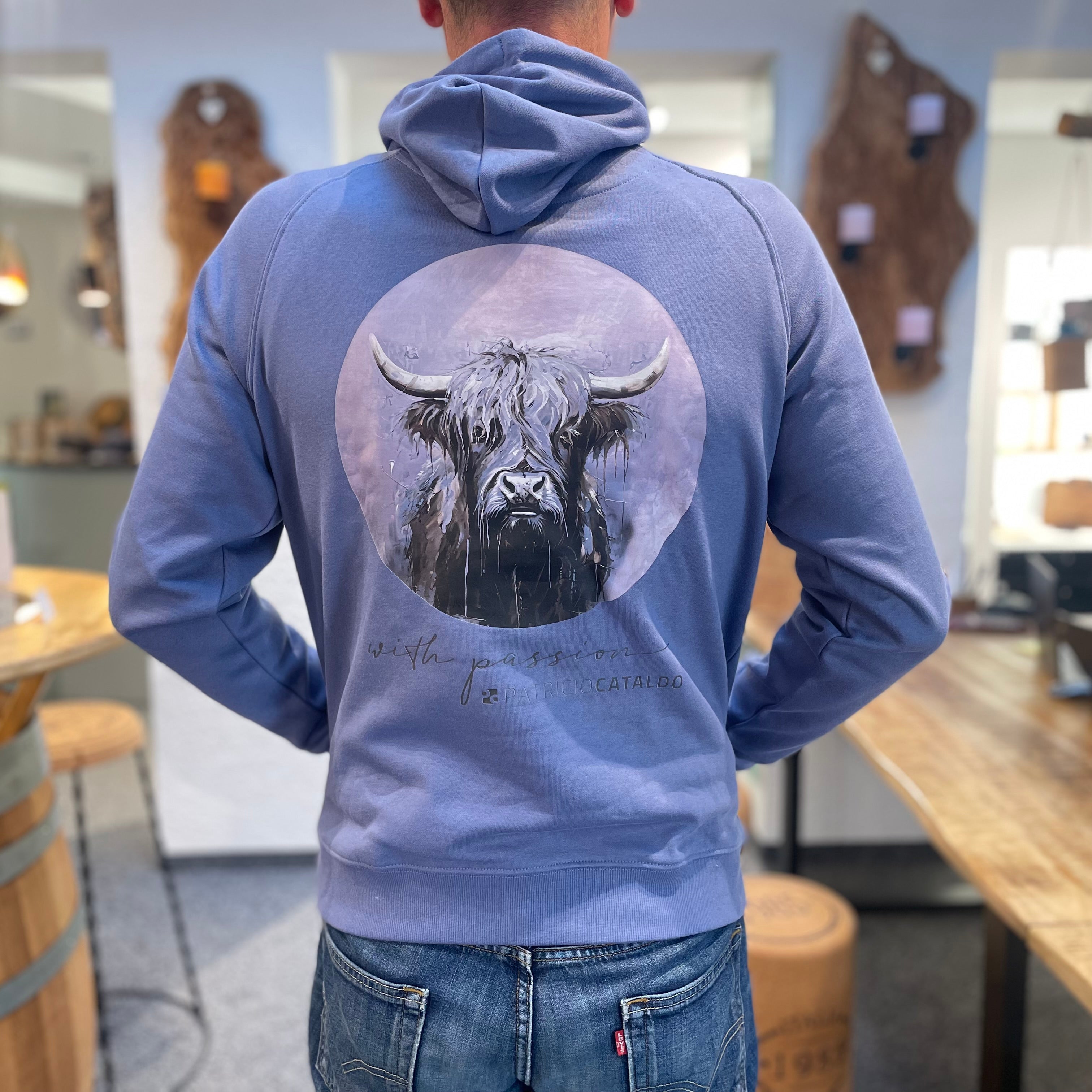 Unisex Kapuzenpullover * Hoodie * Kuh "Vreni" Print * lila blau* Patricio Cataldo * 80% Bio Baumwolle * 20% recycelter Polyester * Hergestellt in Polen