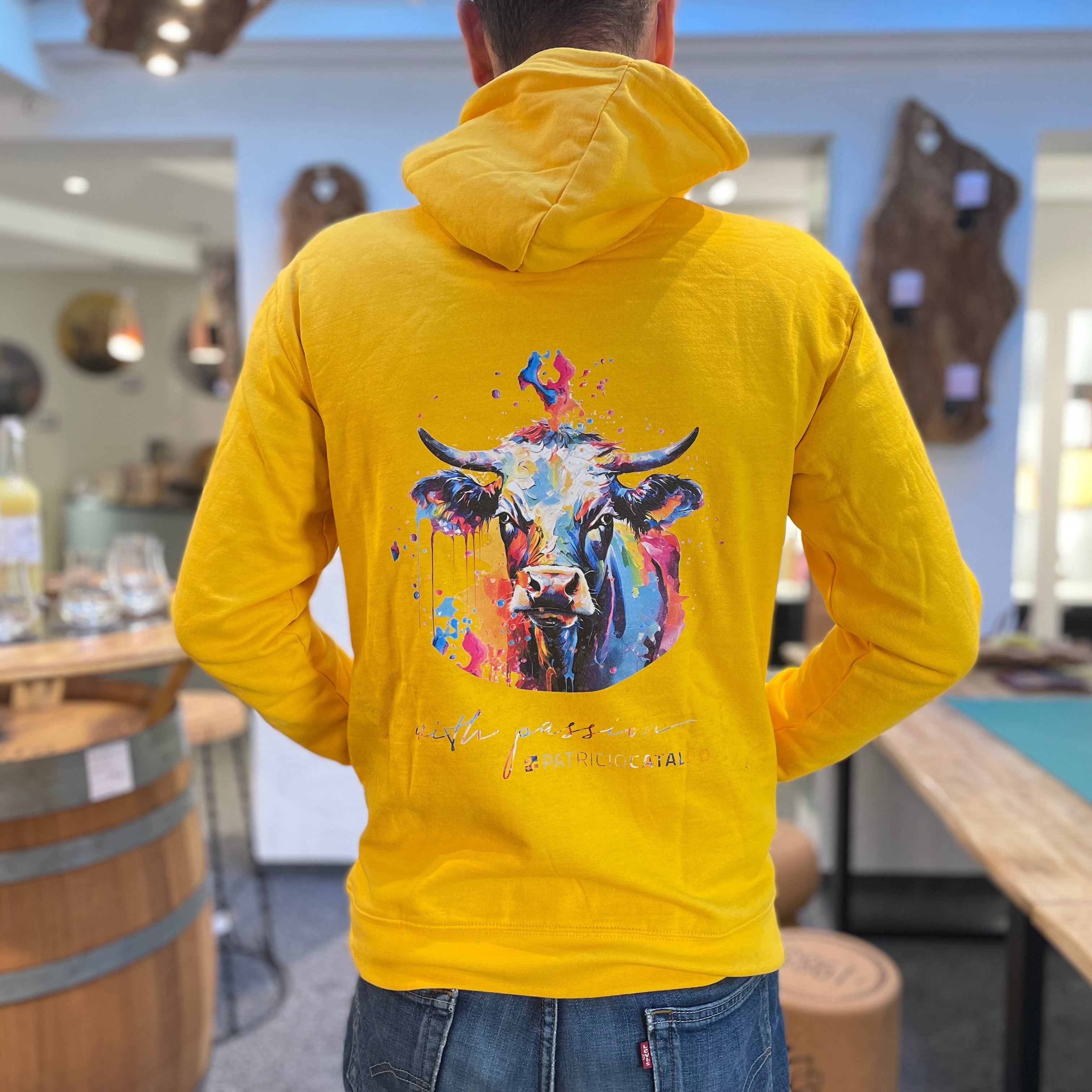 Unisex Kapuzenpullover * Hoodie * Kuh "Mimi" Farbenzauber Print * gelb * Patricio Cataldo * 80% Bio Baumwolle * 20% recycelter Polyester * Hergestellt in Polen