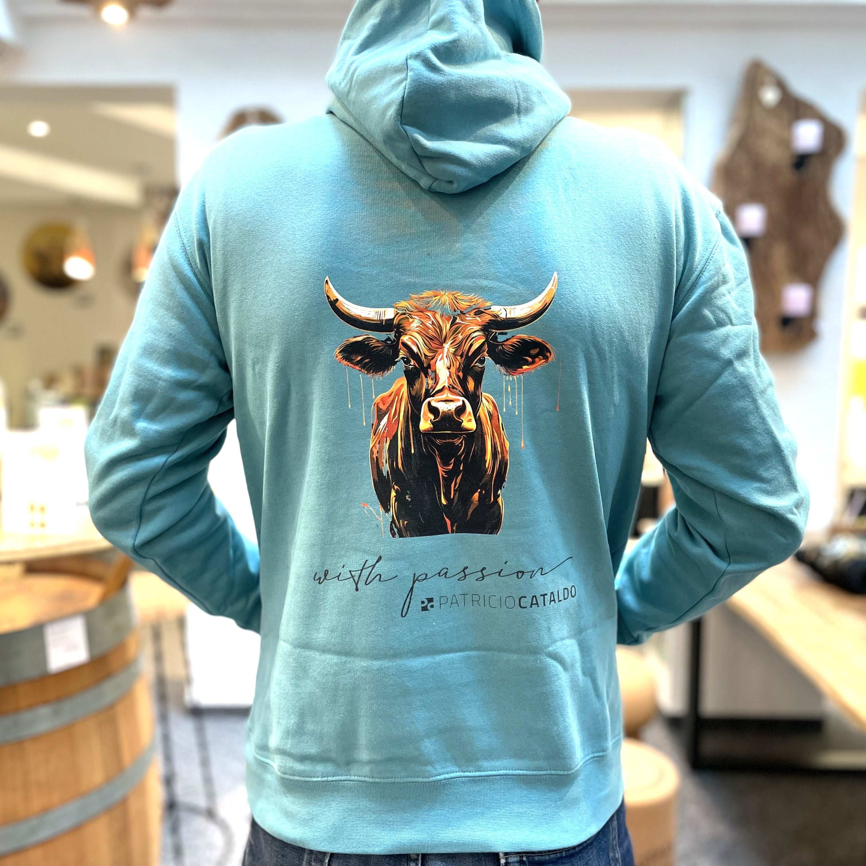 Unisex Kapuzenpullover * Hoodie * blau * Kuh "Aurora" Print * Patricio Cataldo * 80% Bio Baumwolle * 20% recycelter Polyester * Hergestellt in Polen