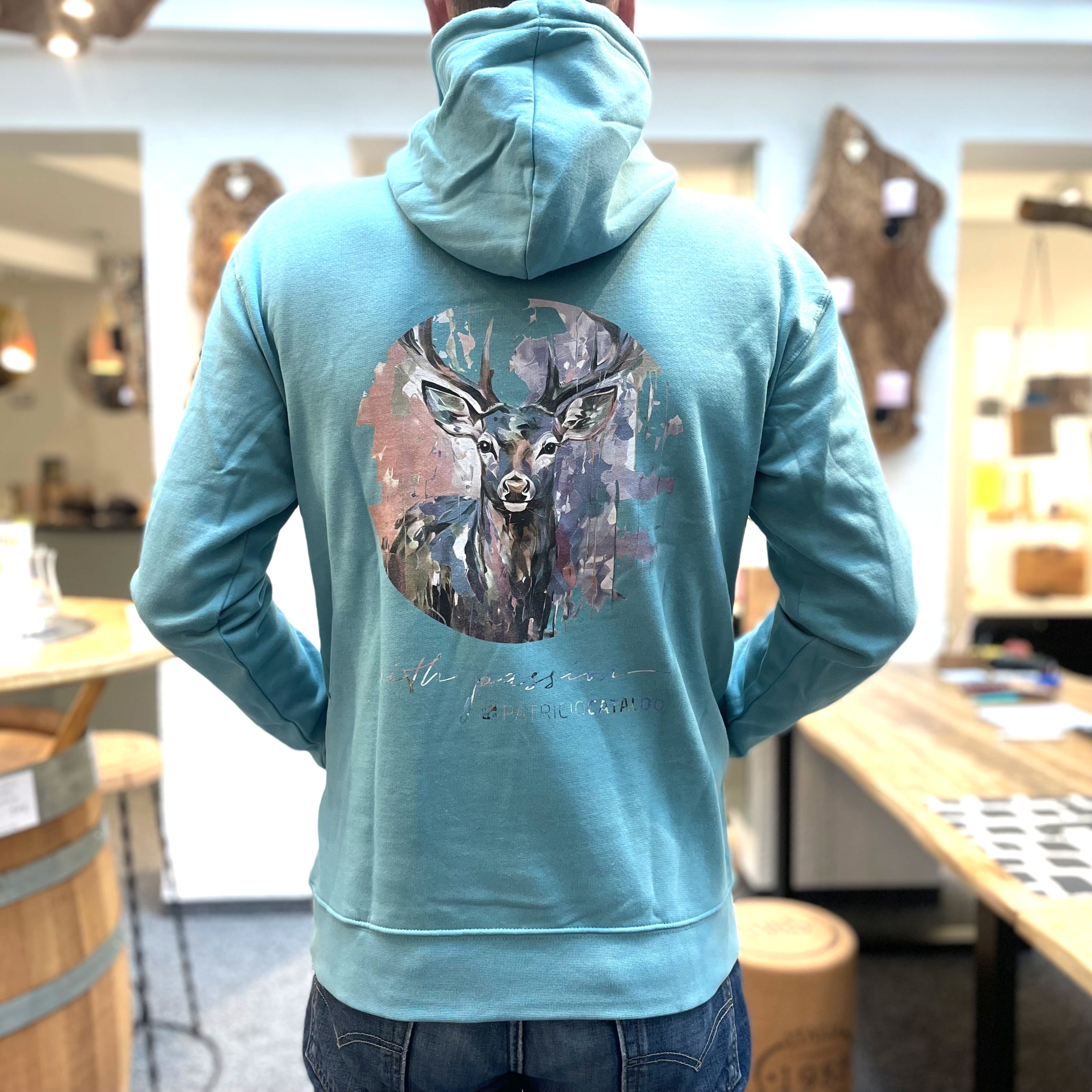 Unisex Kapuzenpullover * Hoodie * Hirsch "Heinrich" Print * blau * Patricio Cataldo * 80% Bio Baumwolle * 20% recycelter Polyester * Hergestellt in Polen