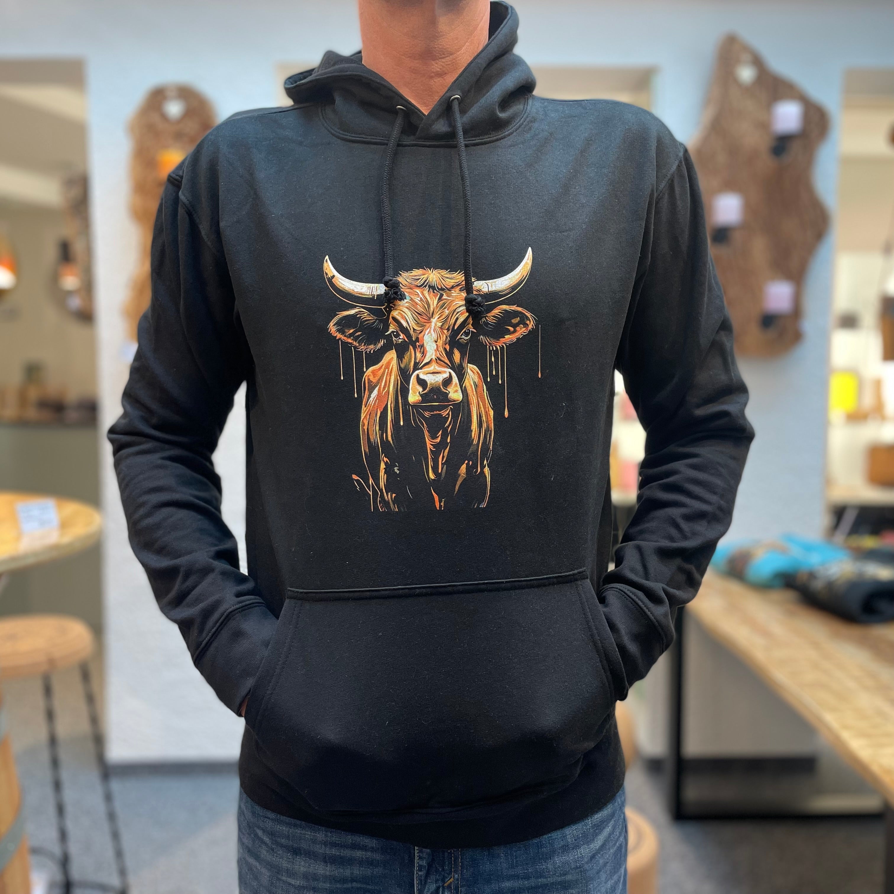 Unisex Kapuzenpullover * Hoodie * schwarz * Kuh "Aurora" Print * Patricio Cataldo * 80% Bio Baumwolle * 20% recycelter Polyester * Hergestellt in Polen