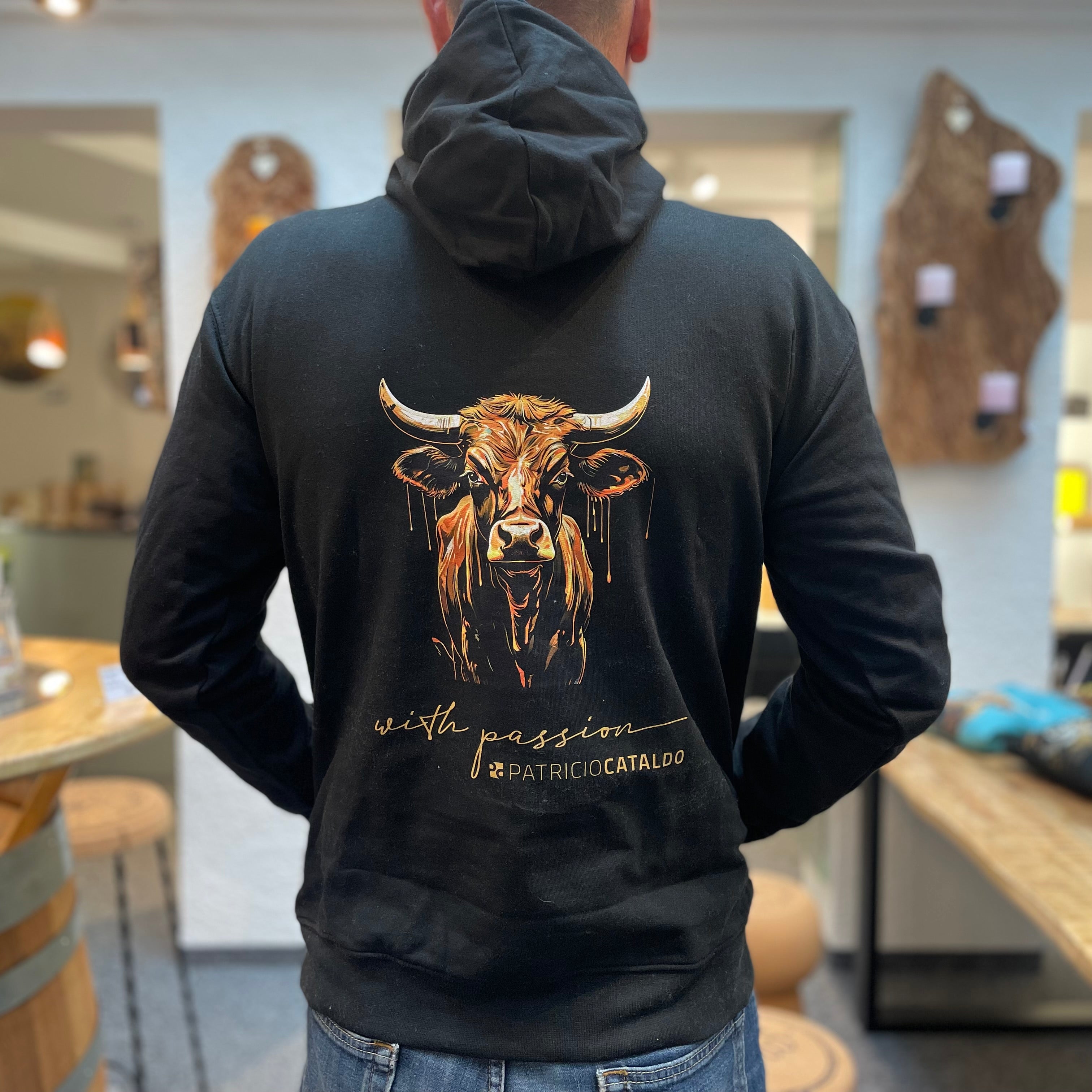 Unisex Kapuzenpullover * Hoodie * schwarz * Kuh "Aurora" Print * Patricio Cataldo * 80% Bio Baumwolle * 20% recycelter Polyester * Hergestellt in Polen