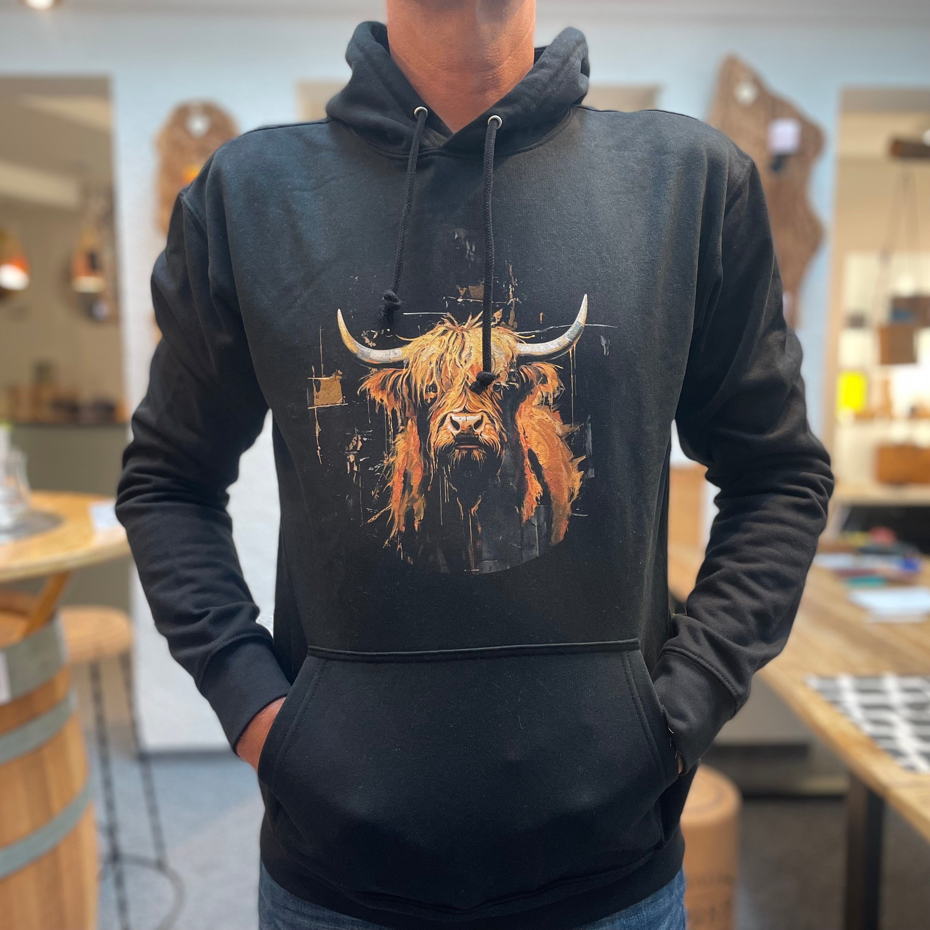 Unisex Kapuzenpullover * Hoodie * Hochlandrind "Gina" Print * Patricio Cataldo * 80% Bio Baumwolle * 20% recycelter Polyester * Hergestellt in Polen