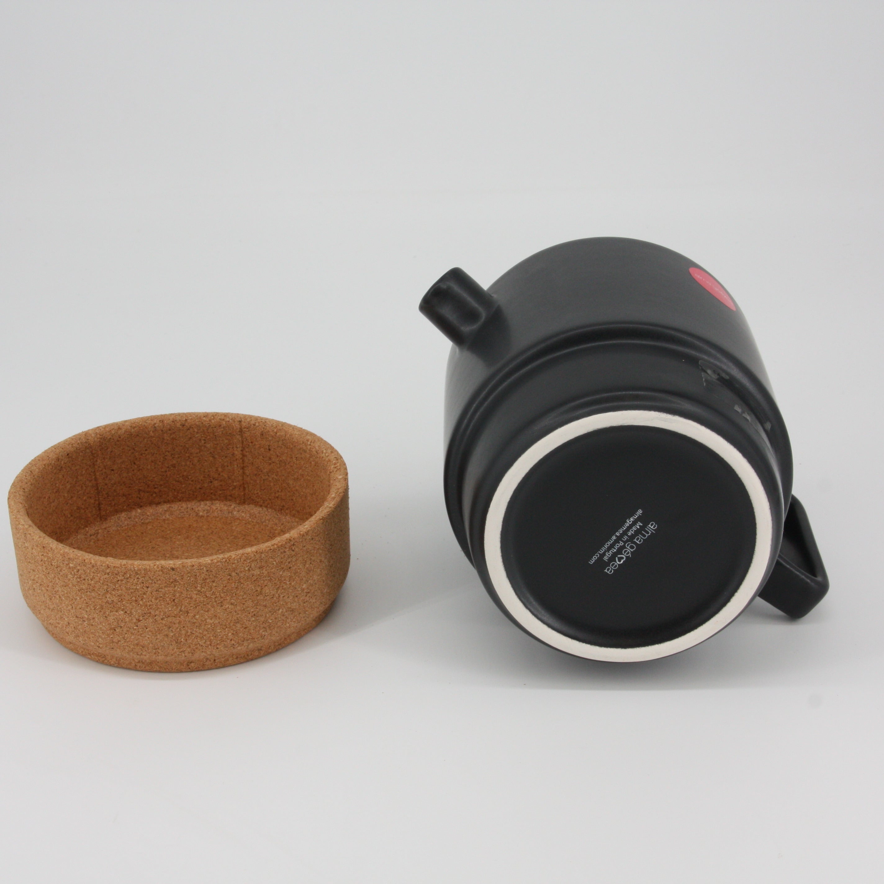 verKORKst Premium Tee und Kaffee Kanne * 850 ml * schwarz * Keramik und Kork * vielfach prämiert * Designer Tee Karaffe * made in Portugal