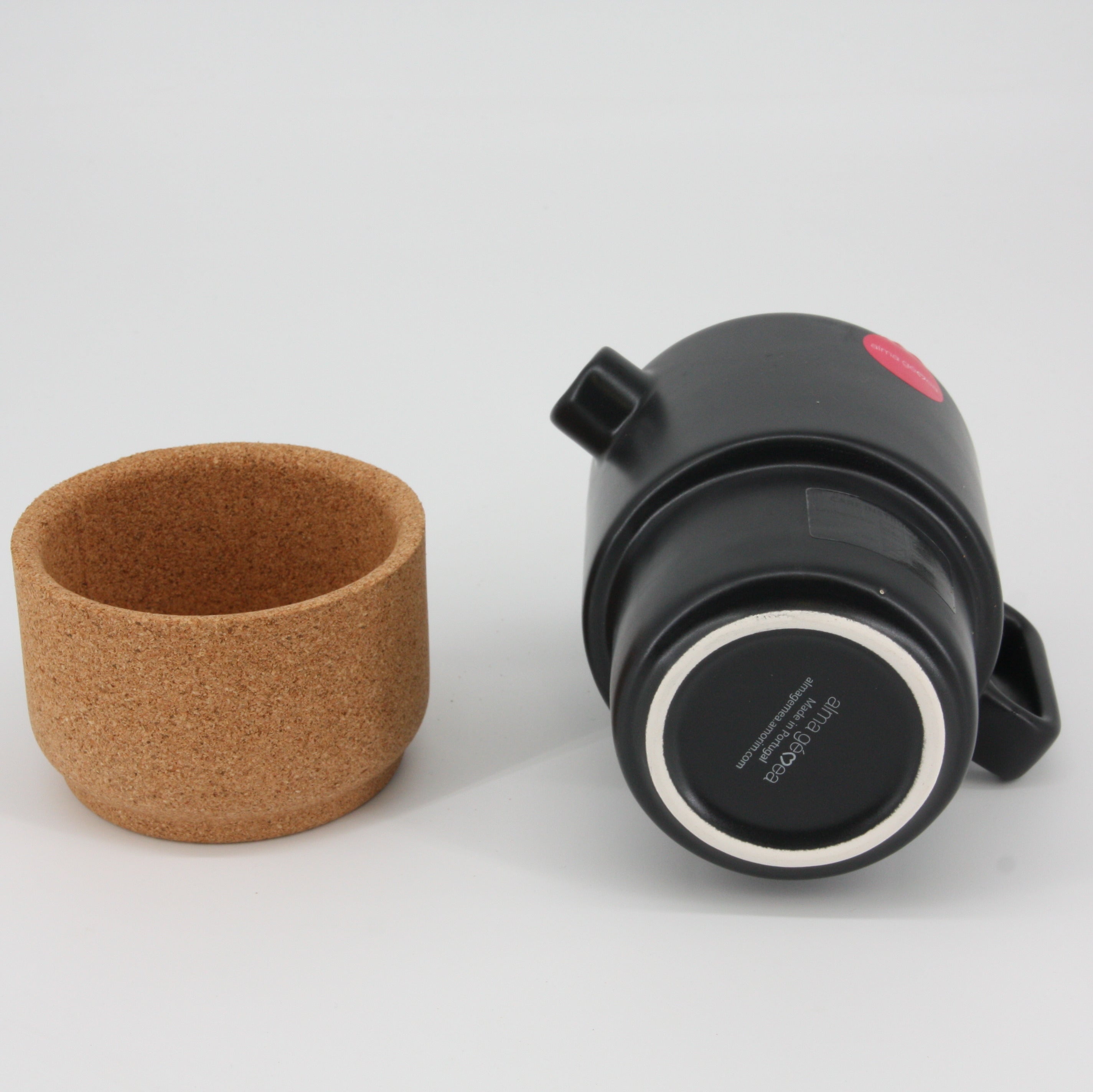 verKORKst Premium Tee und Kaffee Kanne * 650 ml * schwarz * Keramik und Kork * vielfach prämiert * Designer Tee Karaffe * made in Portugal