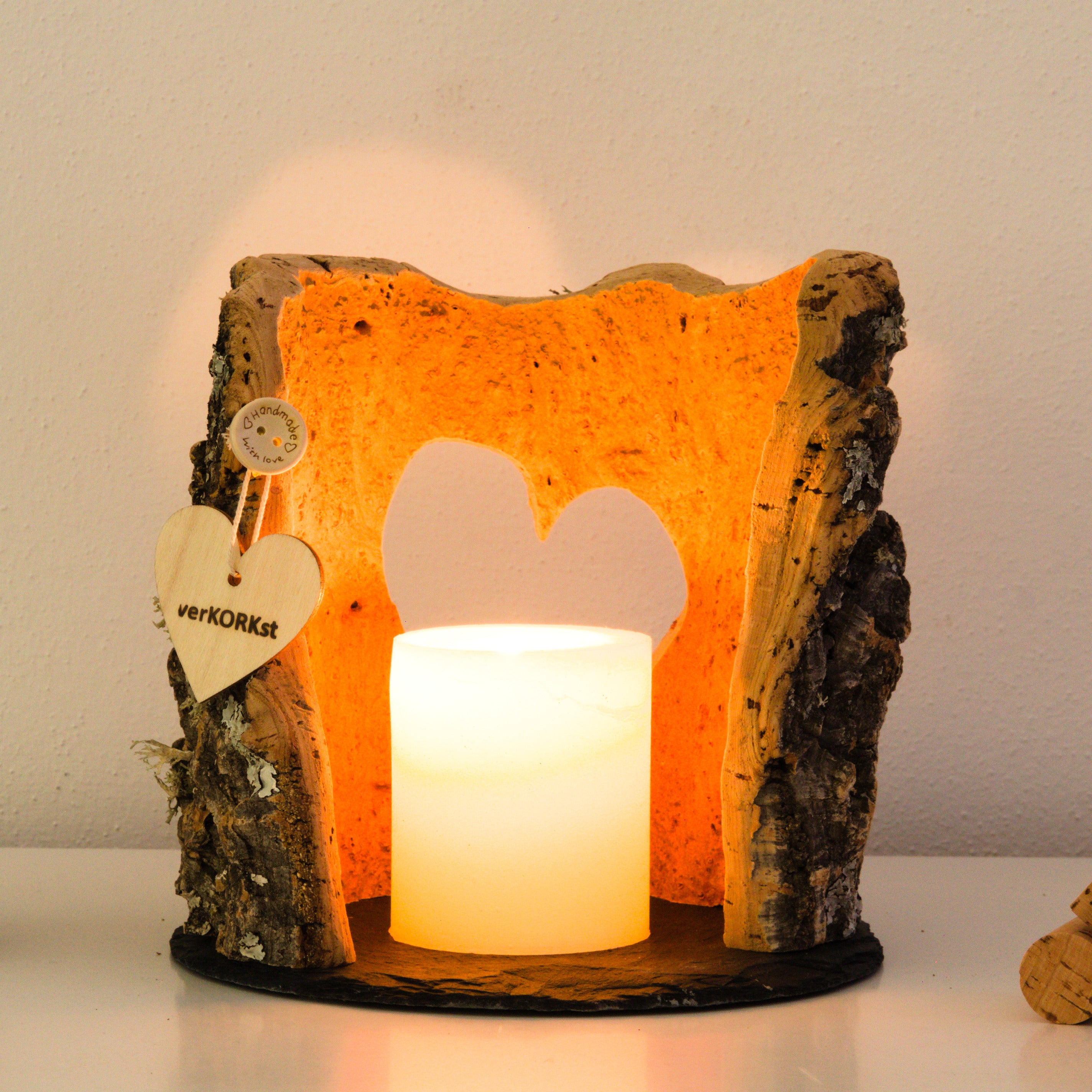 verKORKst Premium Windlicht mit Herz-Ausschnitt aus Korkrinde * Teelichthalter Kerzenhalter * rustikale Dekoration * Präsentation Kerzen